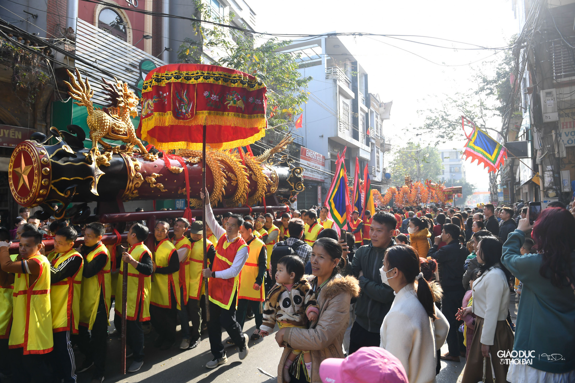 Khoảng 11h, hai quả pháo được rước vào đình làng trong sự hò reo của nhiều người.