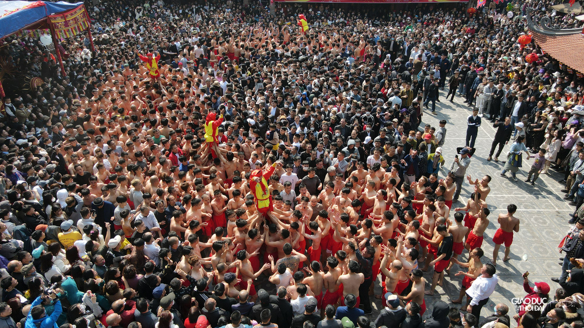 Quan đám khăn đóng giả gái mua vui cho mọi người. Vị quan đám nào được giữ đứng lâu nhất sẽ là người chiến thắng. Tiêu chuẩn lựa chọn 4 ông quan đám: Người 51 tuổi, gia đình văn hóa, con cái thành đạt.