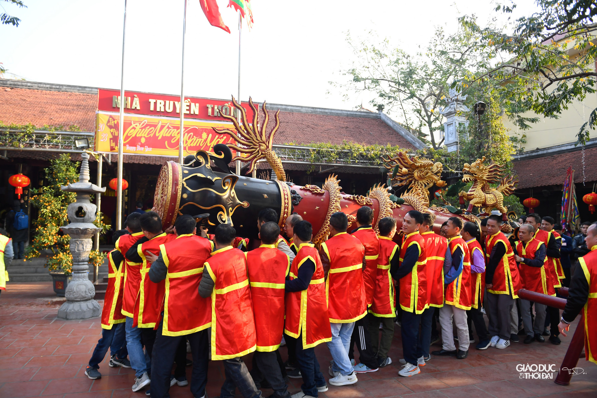 Thiên Cương chia quân làm 4 tốp và giao cho 4 tướng chỉ huy. Trong buổi xuất quân, mọi người tổ chức đốt pháo hò reo, tạo không khí náo nhiệt, hào hùng để động viên quân sĩ. Khi dẹp giặc xong, Thiên Cương trở về Đồng Kỵ mở hội ăn mừng.