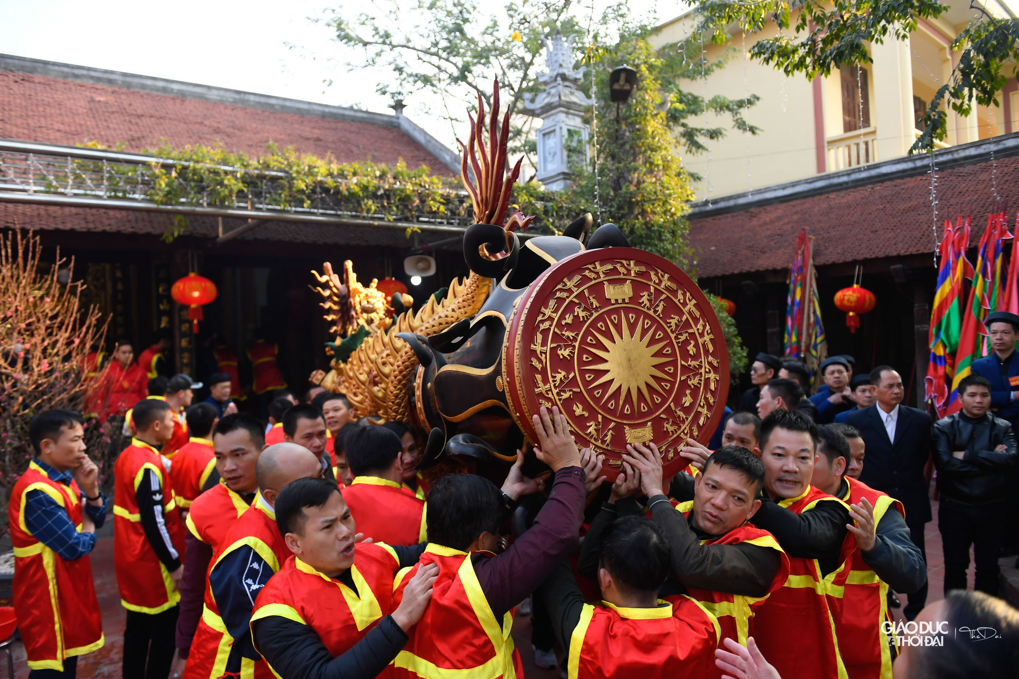 Theo dân gian truyền lại, thời vua Hùng có ông Cương Công, con trai ông Kinh Bắc quận vương, có công dẹp giặc Xích Quỷ, được vua phong là Thiên Cương. Trên đường dẹp giặc, Thiên Cương đã về Đồng Kỵ tuyển quân chọn tướng. Vào ngày mùng 4 tháng Giêng, ông ra lệnh xuất quân đánh giặc.