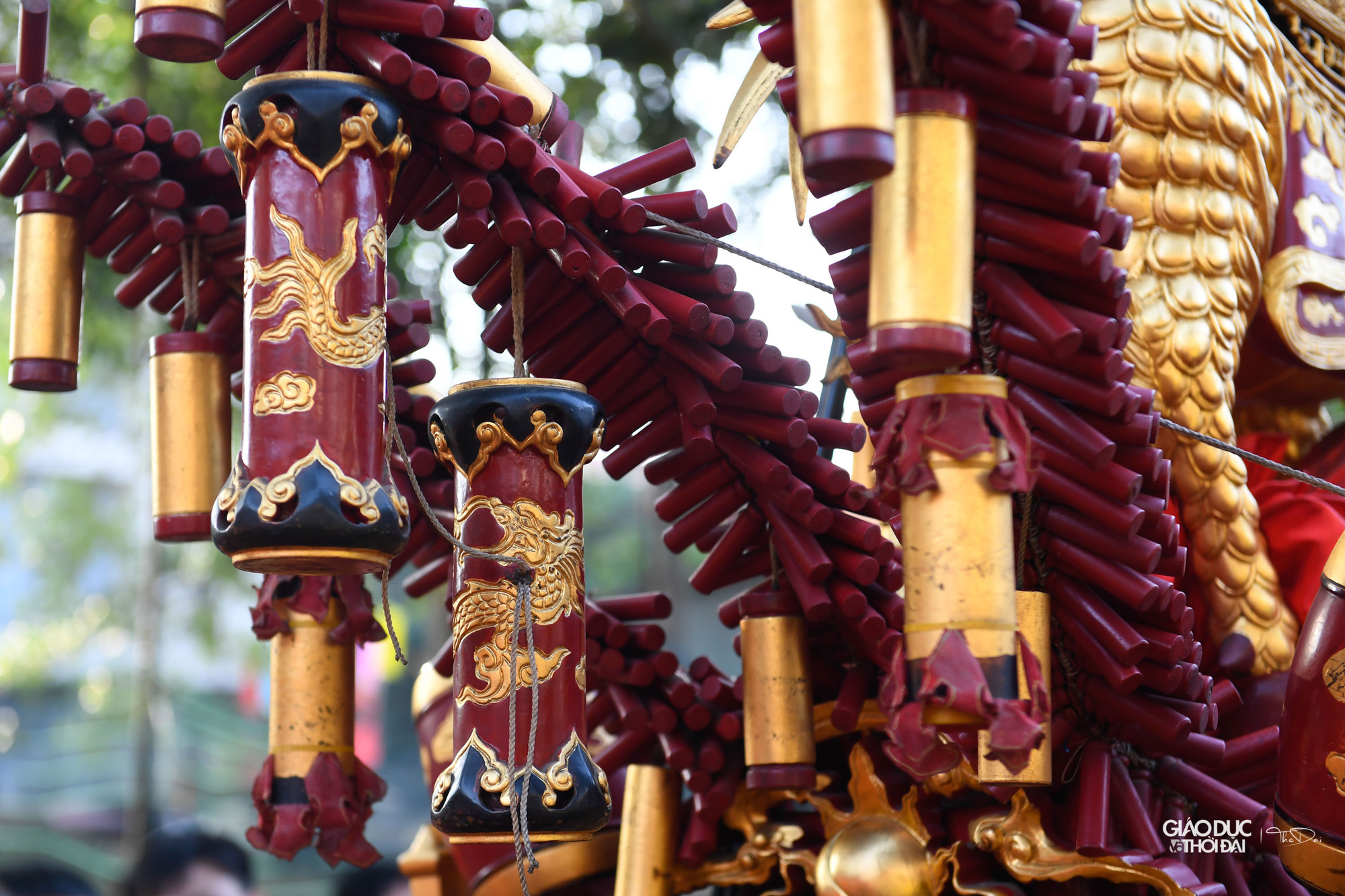 Hai quả pháo được làm bằng gỗ, sơn son thếp vàng, dài 6m, đường kính hơn 60cm. Thân pháo chạm trổ hình long, lân, quy, phượng với mong muốn năm mới mưa thuận gió hòa.