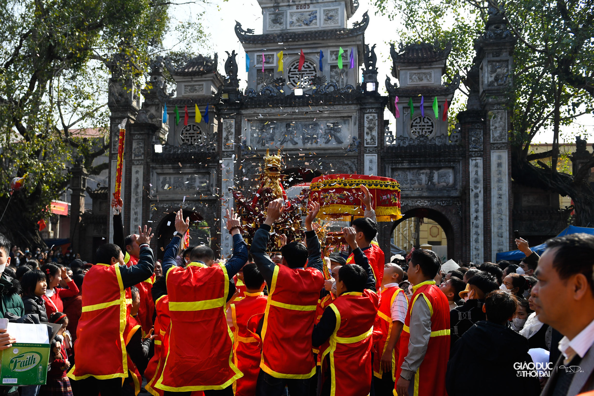 Người rước pháo phải từ 35 tuổi trở lên.