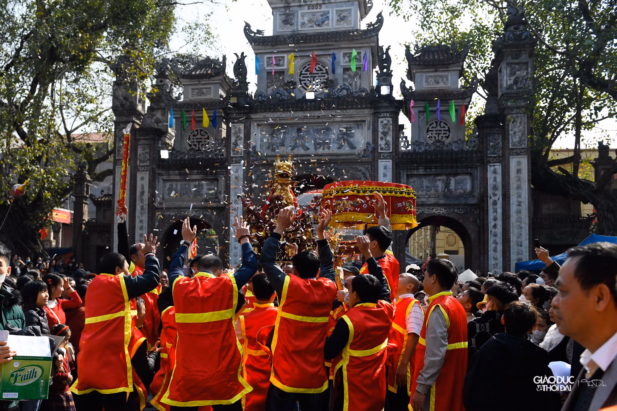 Người rước pháo phải từ 35 tuổi trở lên.