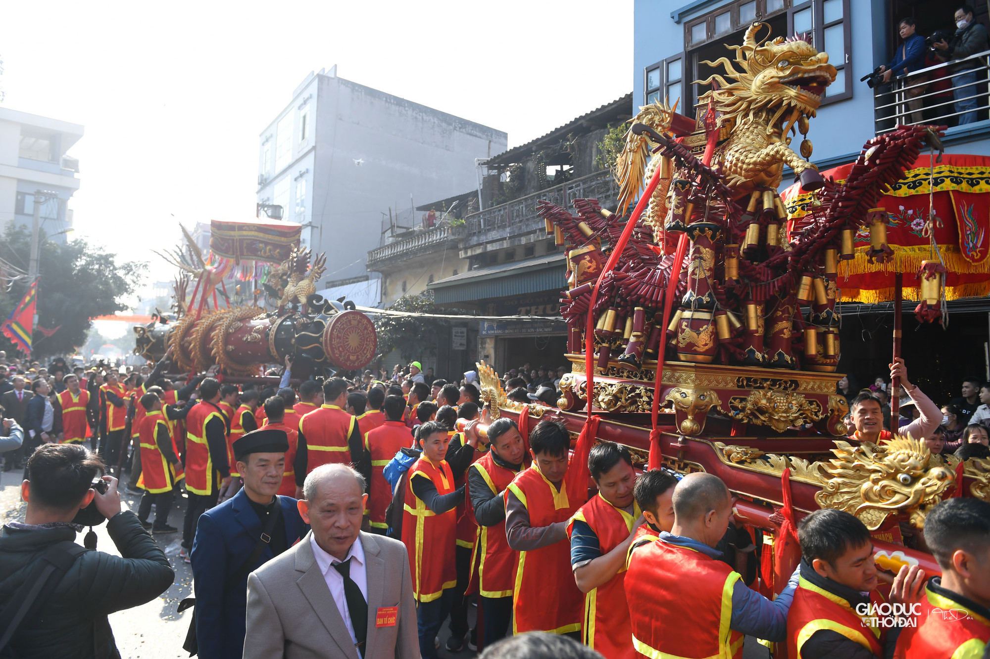 Đúng 9h, hai quả pháo được rước quanh làng.