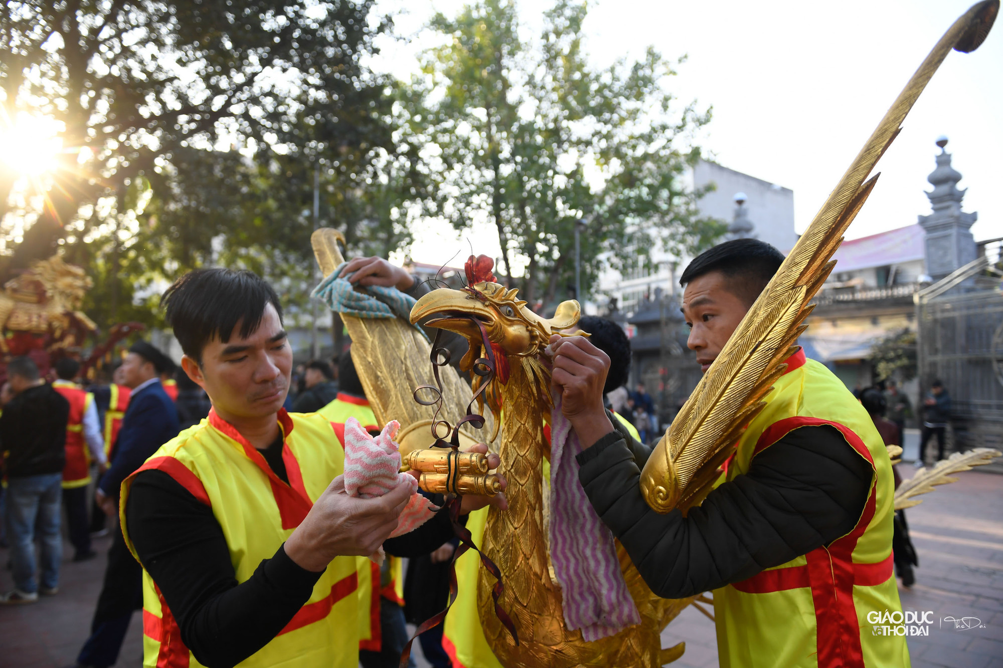 Mùng 4 là lễ rước pháo ra đình để hội quân, sau lễ thờ Thành hoàng làng là phần hấp dẫn nhất của lễ hội là đốt 4 quả pháo (để khích lệ tinh thần quân lính xưa kia). Do pháo quá lớn dễ gây nguy hiểm nên hiện nay, theo quyết định của chính phủ về cấm đốt pháo năm 1994, các hình thức của lễ hội đã thay đổi ít nhiều, không còn hội đốt pháo nữa. Pháo hiện tại cũng chỉ là pháo giả dùng cho lễ hội.