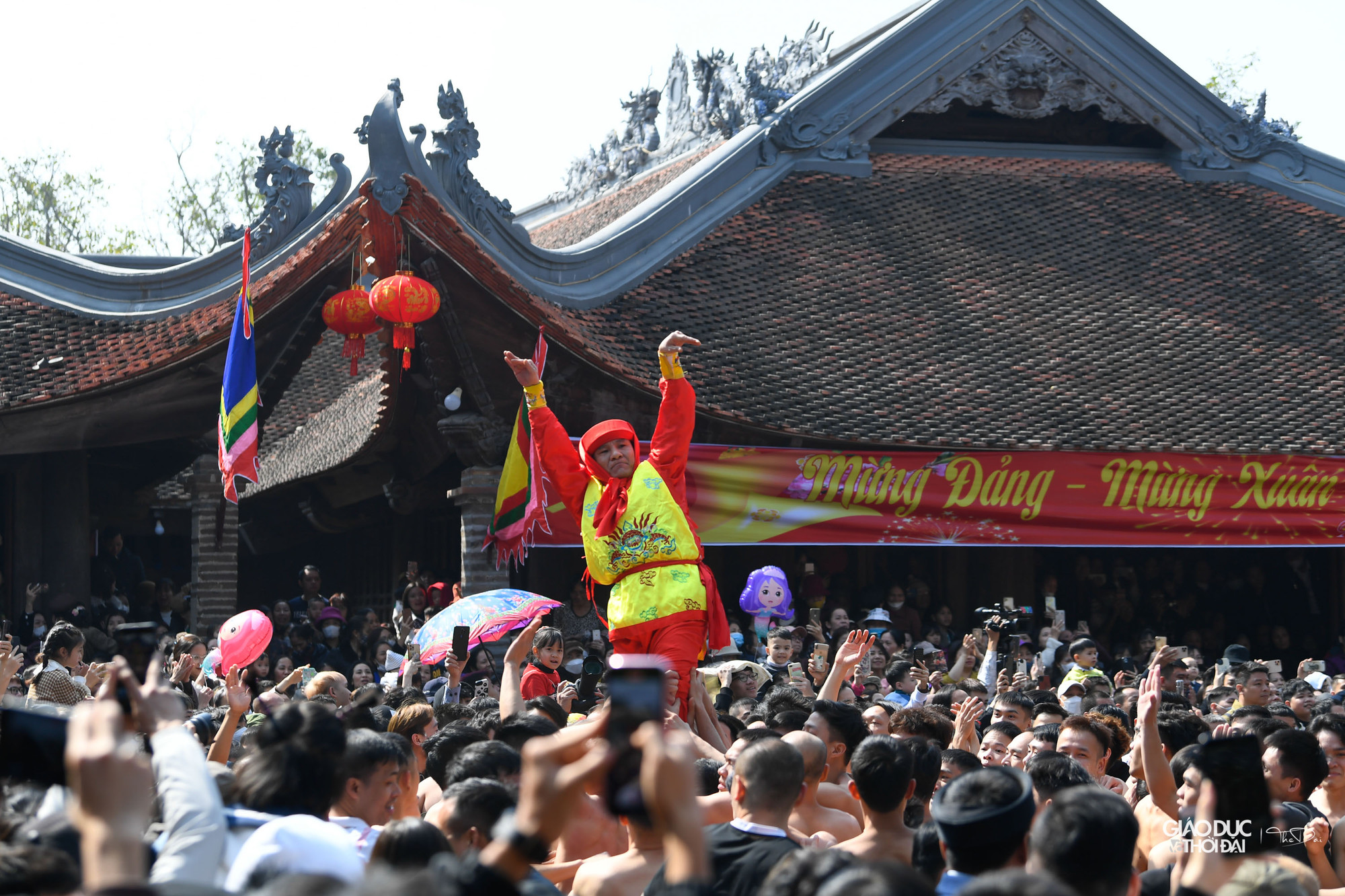 Hàng năm, làng sẽ chọn 4 người đến tuổi 50 ở mỗi giáp làm 4 vị tướng xuất quân đánh giặc (quan đám đỏ).