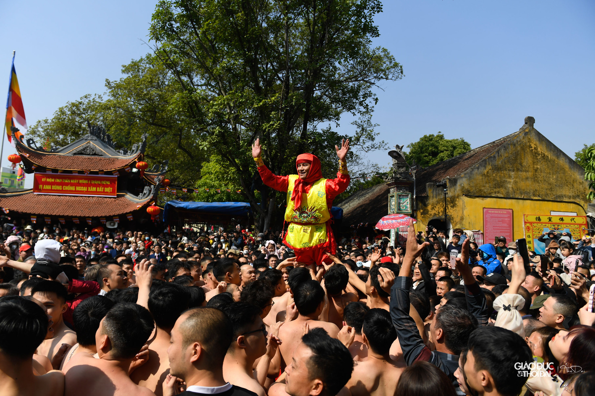 Sau hội đốt pháo sẽ là lễ xuất quân. Các ông đám sẽ được công trên vai bởi những chàng trai đang độ sung sức làm động tác múa như muốn cổ động tinh thần quân lính và như chào tạm biệt nhân dân đi đánh giặc.