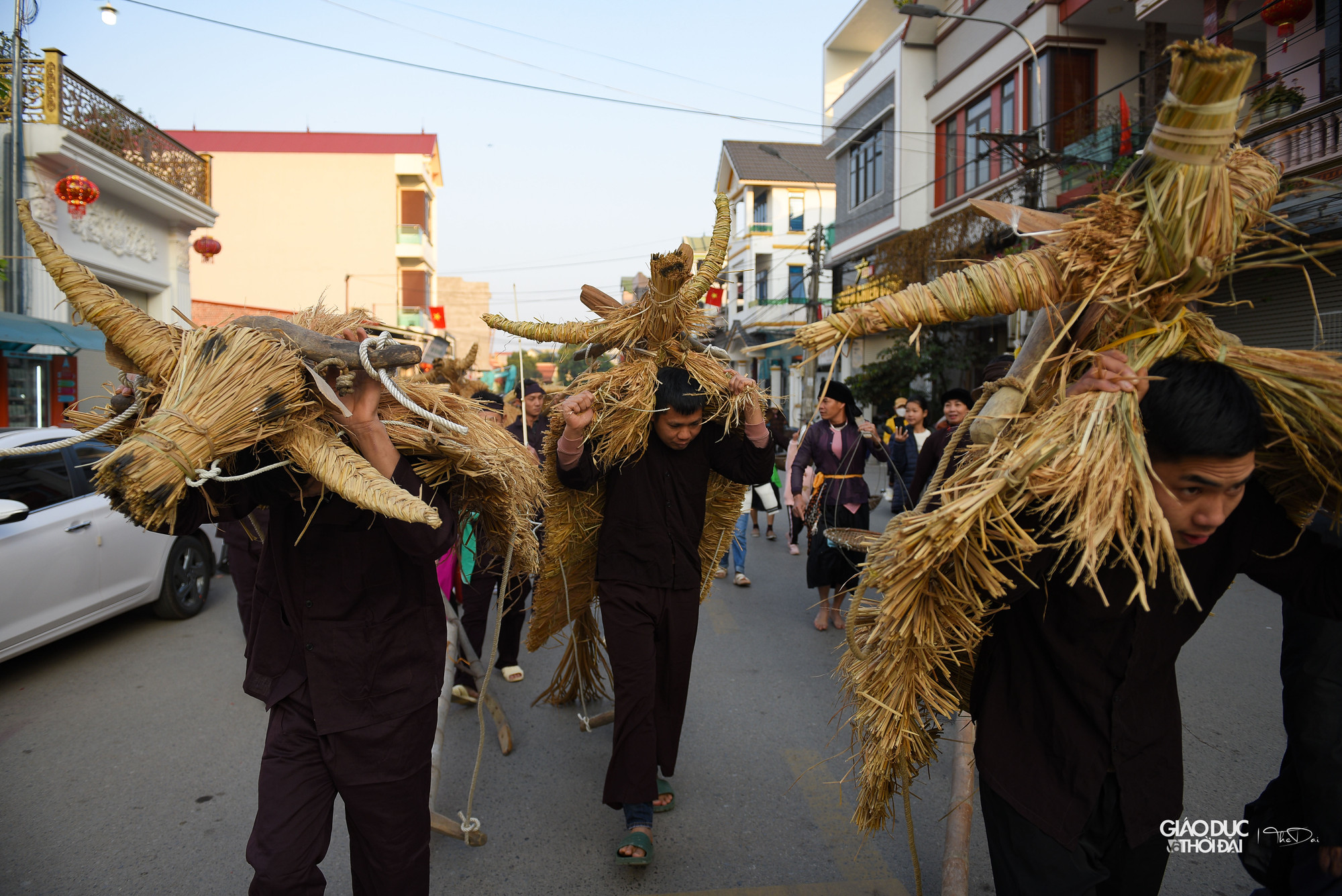 Nhân dân làng Bích Đại đã xây dựng một ngôi miếu để thờ phụng tướng quân Đinh Thiên Tích, và trò trình trâu rơm, bò rạ vẫn được lưu giữ, trở thành một nét văn hóa nổi bật của mỗi kì hội làng để tưởng nhớ đến ông.