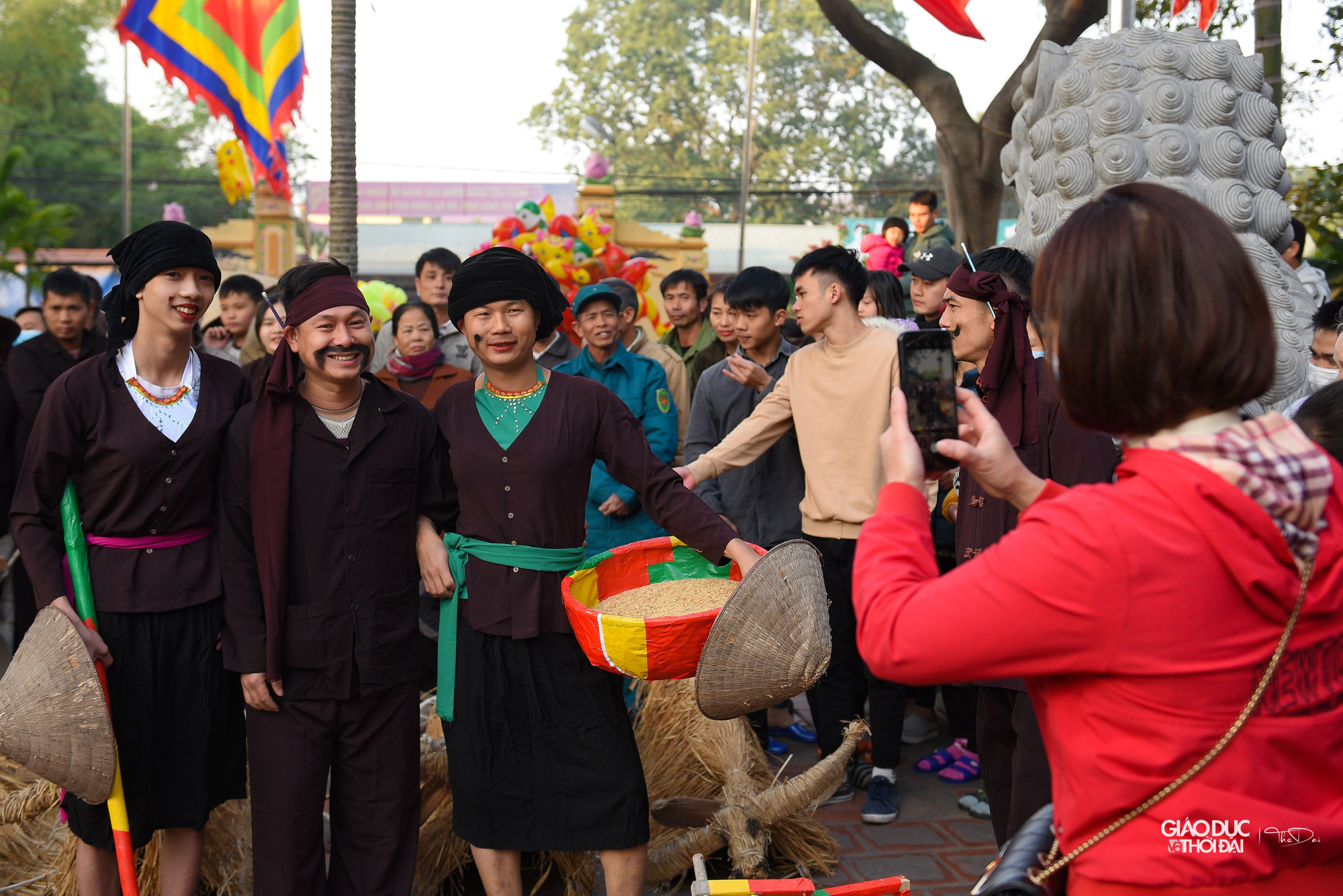 Theo lời kể của các cụ già trong làng, vào ngày mùng 4 và mùng 5 Tết Nguyên đán, mỗi nhà có trâu và &quot;sạch bụi&quot; không có tang đều phải &quot;sắm&quot; một con trâu, bò bằng rơm, rạ đem ra sân đình làm lễ.