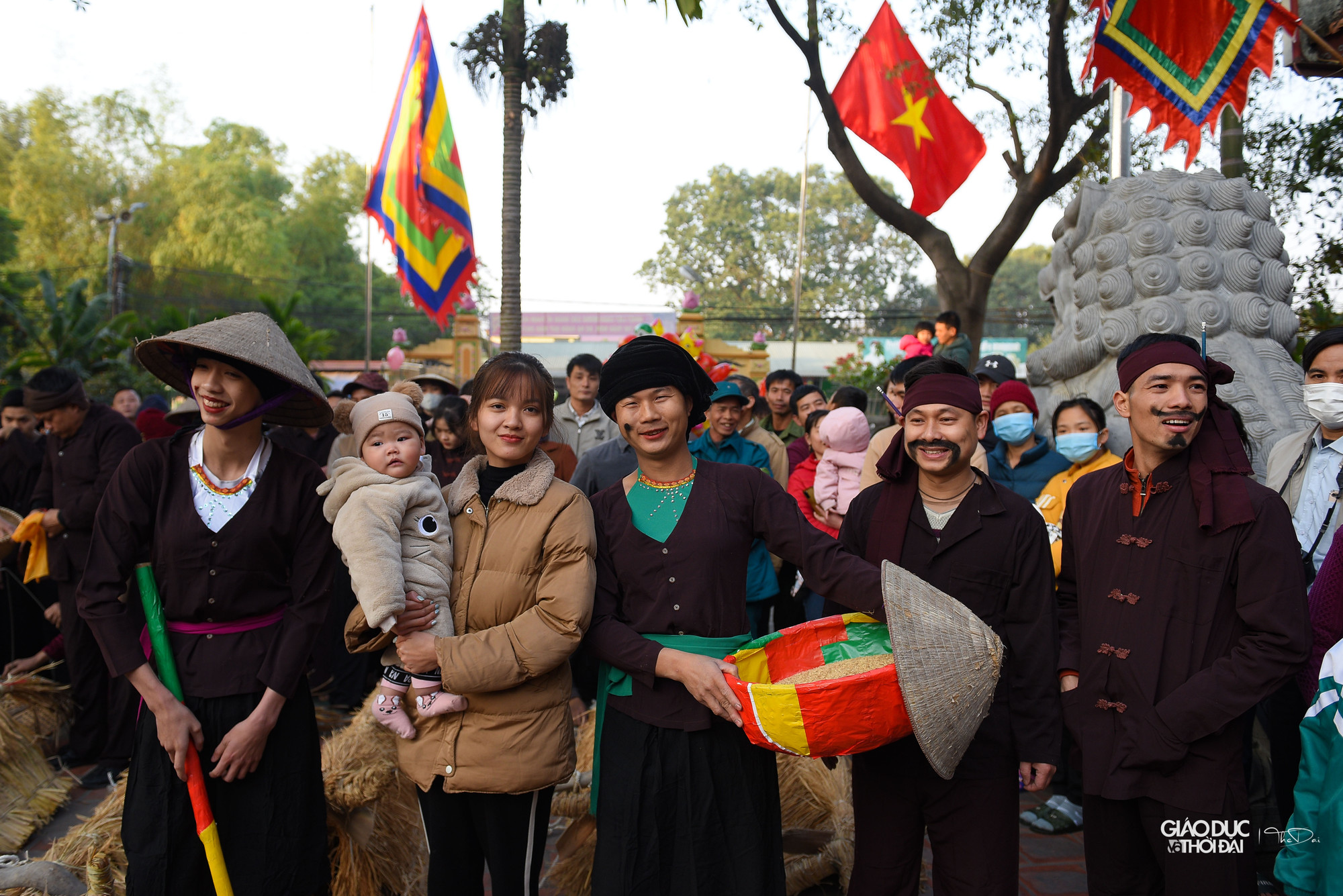 Rơm rạ đã được chuẩn bị từ mùa gặt năm trước và bện thành trâu, bò vào dịp cuối năm. Trâu rơm, bò rạ này được buộc theo một cái cày đã tháo lưỡi; một người đàn ông đóng vai trâu, bò, một người đàn ông khác cầm cày.