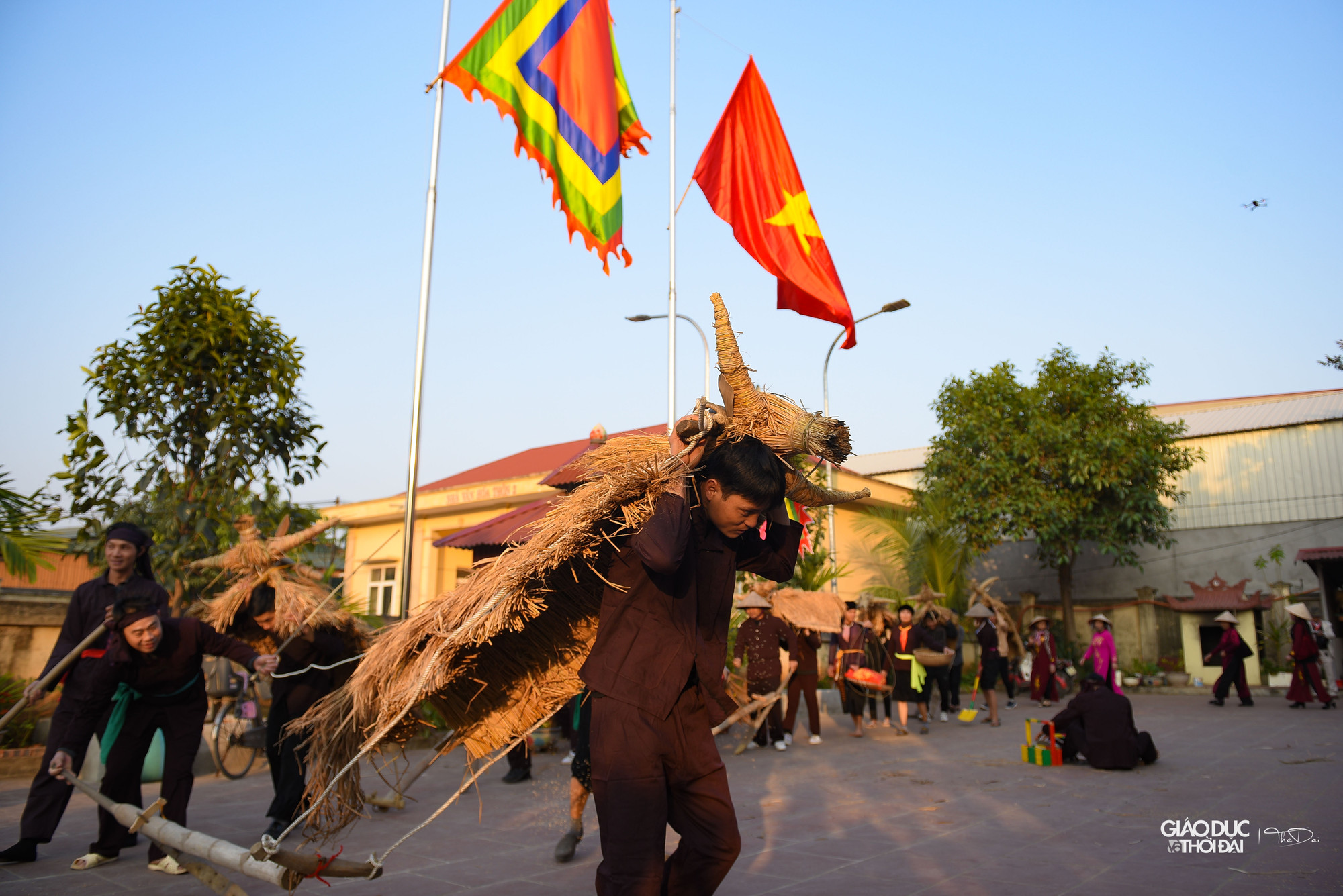 Nhân dân làng Bích Đại đã xây dựng một ngôi miếu để thờ phụng tướng quân Đinh Thiên Tích, và trò trình trâu rơm, bò rạ vẫn được lưu giữ, trở thành một nét văn hóa nổi bật của mỗi kì hội làng để tưởng nhớ đến ông.