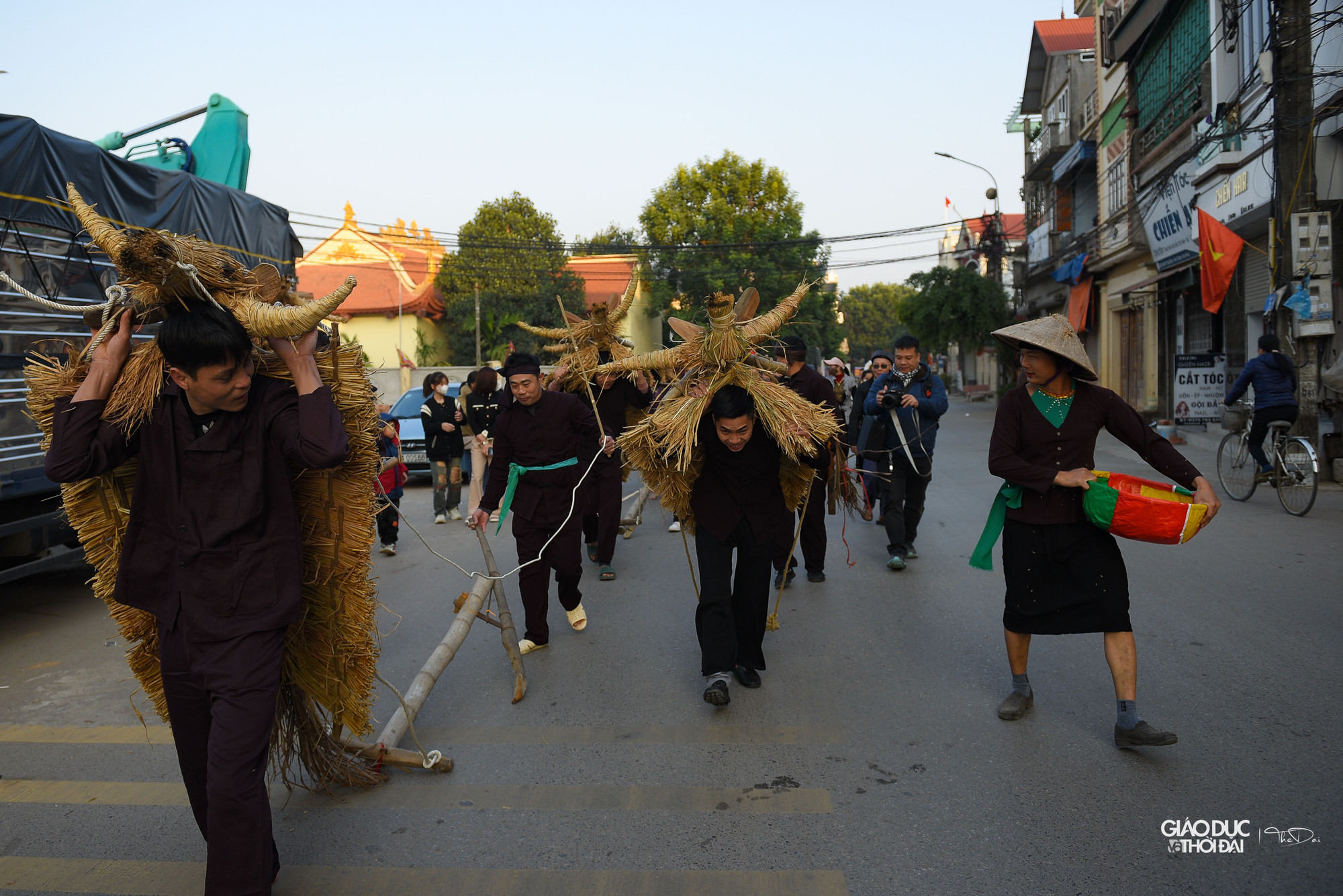 Nhân dân làng Bích Đại đã xây dựng một ngôi miếu để thờ phụng tướng quân Đinh Thiên Tích, và trò trình trâu rơm, bò rạ vẫn được lưu giữ, trở thành một nét văn hóa nổi bật của mỗi kì hội làng để tưởng nhớ đến ông.