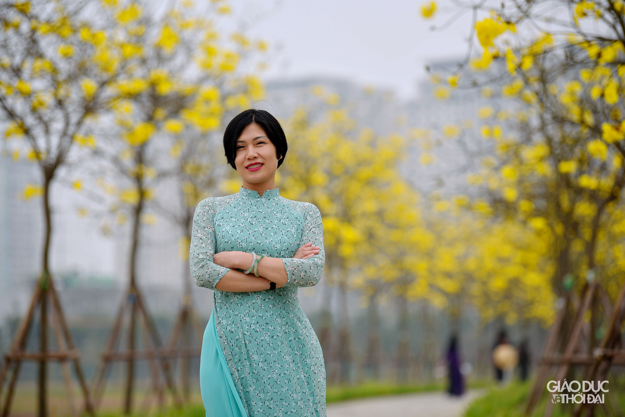 Con đường hoa phong linh thu hút rất đông người ở đủ mọi độ tuổi đến chụp ảnh.