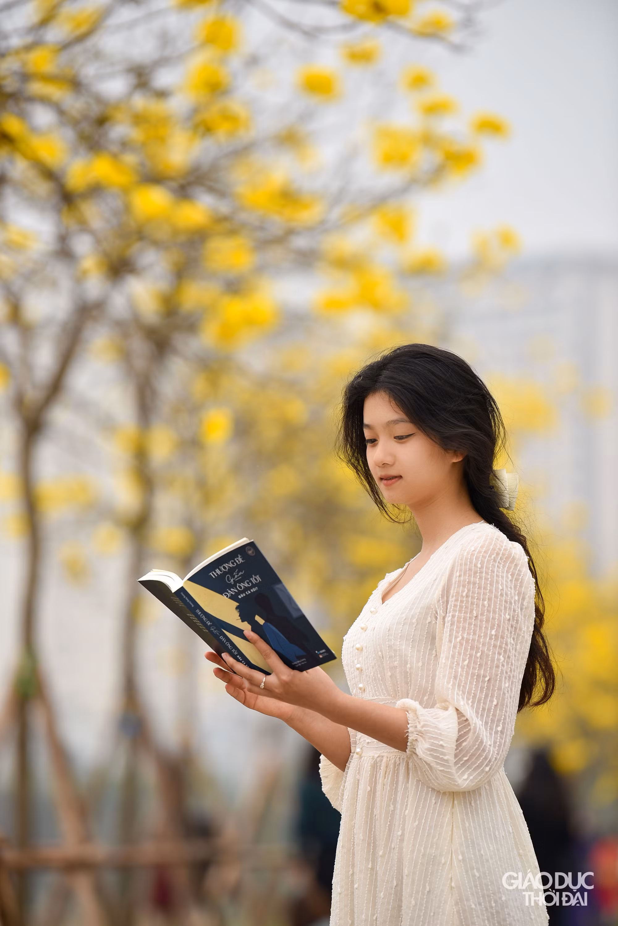 Nhiều bạn trẻ đã đến con đường hoa phong linh để chụp hình.