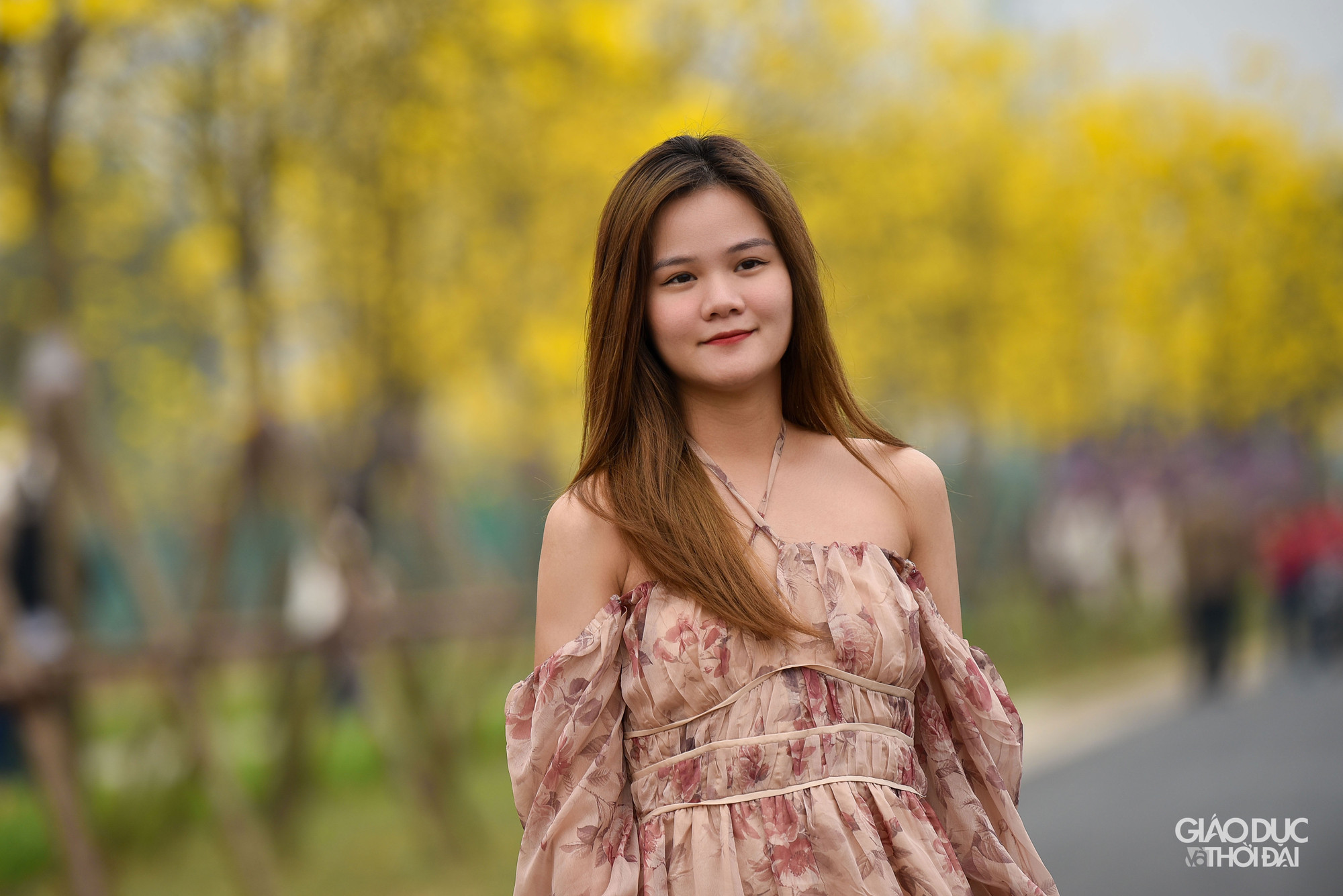 Mang vẻ đẹp rực rỡ, con đường hoa phong linh thu hút rất đông người dân đến ngắm hoa, đi dạo, chụp ảnh.