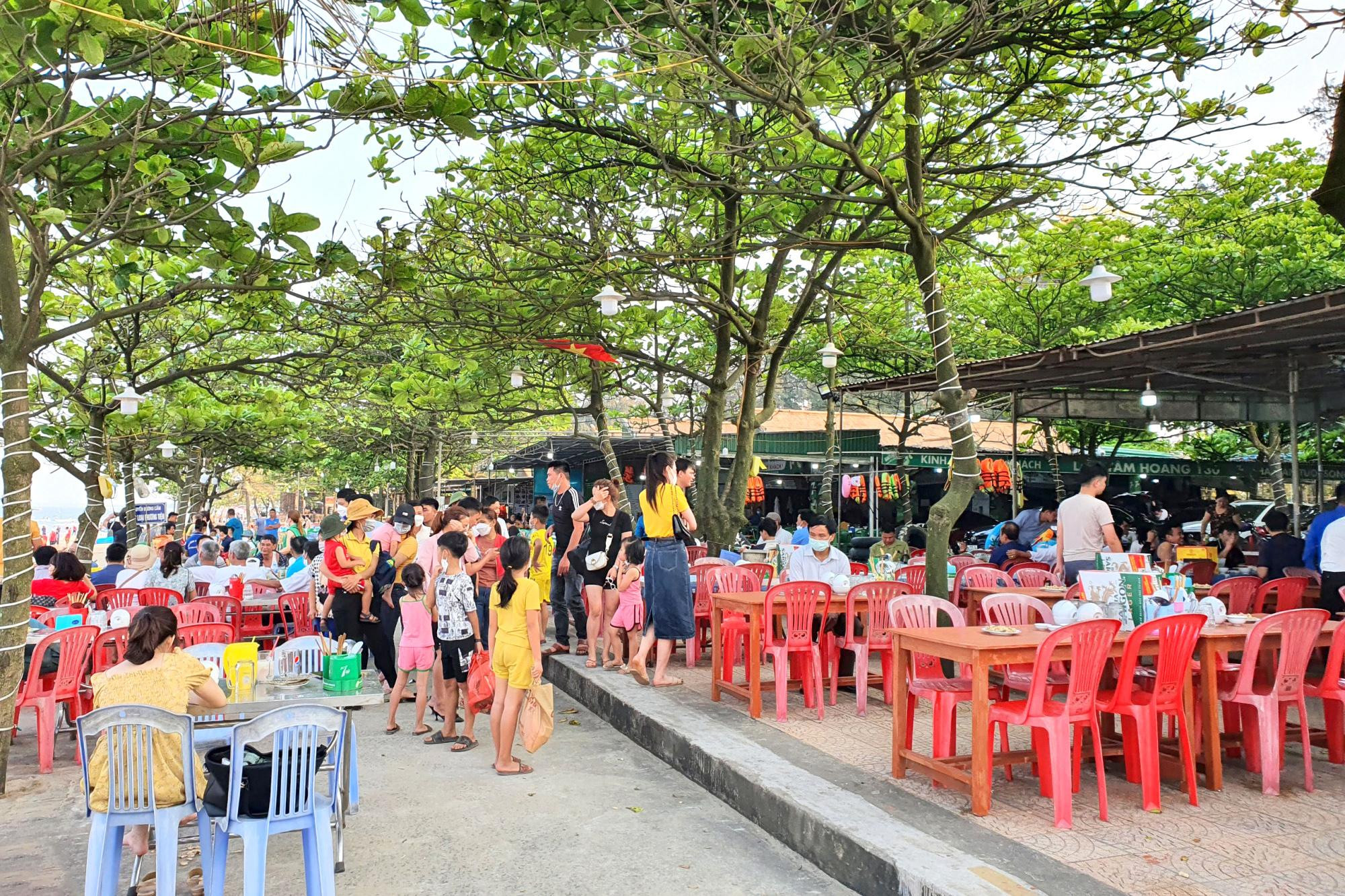 Ngoài ra, thị xã Cửa Lò đang định hướng triển khai các khu ẩm thực tại phường Nghi Hòa (hơn 5,6ha) và phường Nghi Thu (hơn 1,5ha). Sau khi được phê duyệt, địa phương sẽ phối hợp với các ngành cấp tỉnh để tổ chức đầu thấu theo quy định. Trong ảnh: cảnh du khách ăn uống nhộn nhịp tại các ki ốt dọc bãi biển Cửa Lò. Ngoài ra, thị xã Cửa Lò đang định hướng triển khai các khu ẩm thực tại phường Nghi Hòa (hơn 5,6ha) và phường Nghi Thu (hơn 1,5ha). Sau khi được phê duyệt, địa phương sẽ phối hợp với các ngành cấp tỉnh để tổ chức đầu thấu theo quy định. Trong ảnh: cảnh du khách ăn uống nhộn nhịp tại các ki ốt dọc bãi biển Cửa Lò.