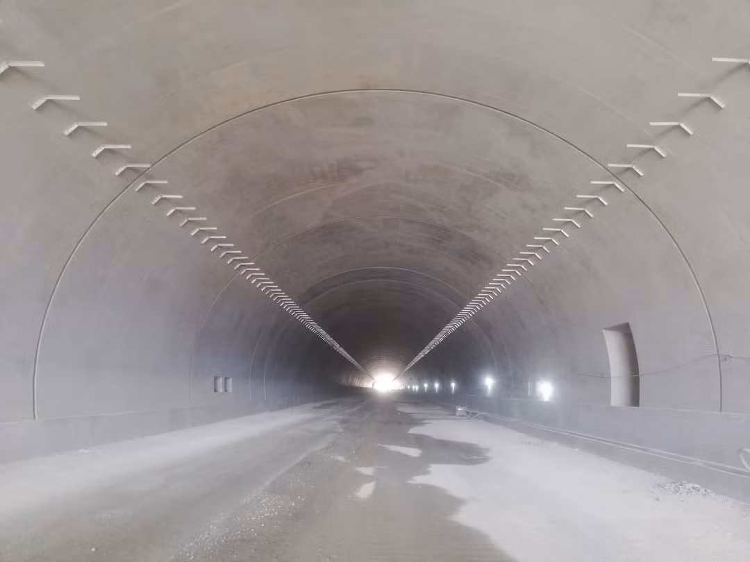 Do đó, việc hoàn thành và sử dụng dự án cao tốc Nha Trang - Cam Lâm cũng sẽ góp phần đáp ứng nhu cầu di chuyển thuận tiện của người dân trong khu vực, giảm tải cho Quốc lộ 1A. Phương tiện lưu thông trên tuyến cao tốc từ Bắc vào Nam sẽ vào cao tốc tại nút giao QL27C và ra cao tốc tại nút giao QL27B, xe đi từ Nam ra Bắc theo hướng ngược lại.