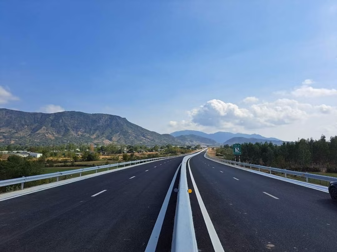 Tập đoàn Sơn Hải đã từng được nhận thi công một số gói thầu trên Quốc lộ 1 đoạn qua Quảng Bình cũng như Quốc lộ 14. Những gói thầu này đều được cam kết bảo hành 5 năm, trong khi những nhà thầu khác thường chỉ bảo hành 1 năm.