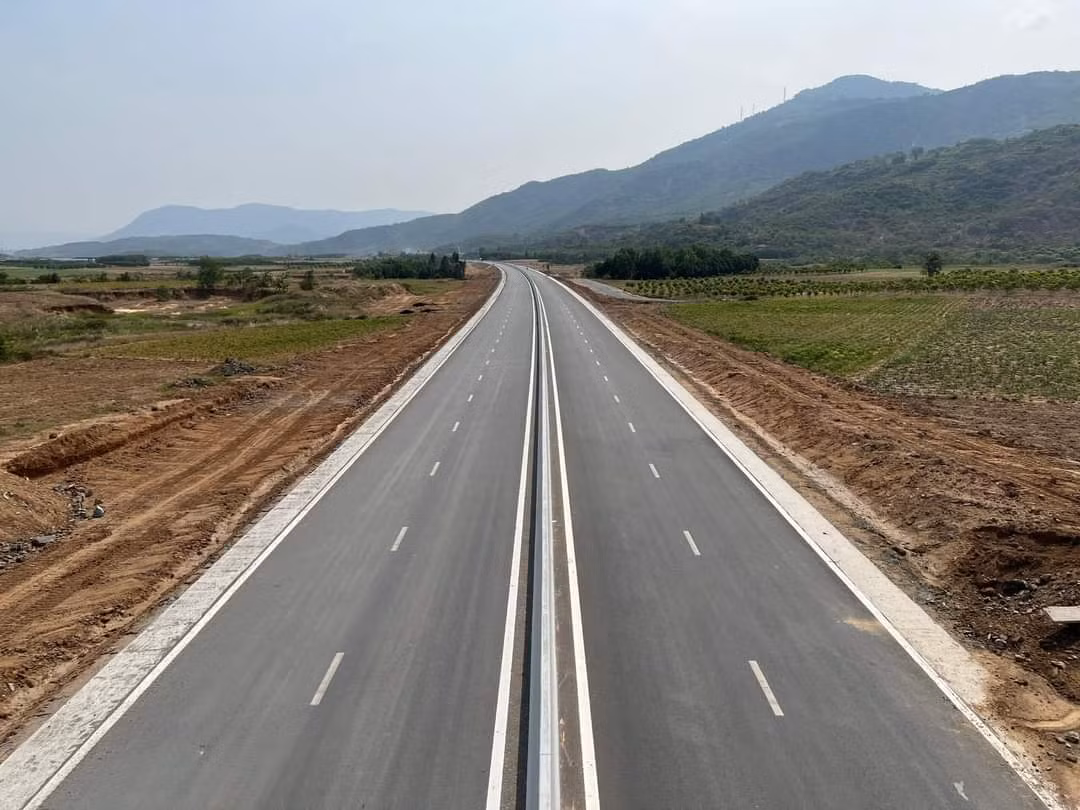 Đoạn đường có 4 làn xe băng qua khu vực cánh đồng.