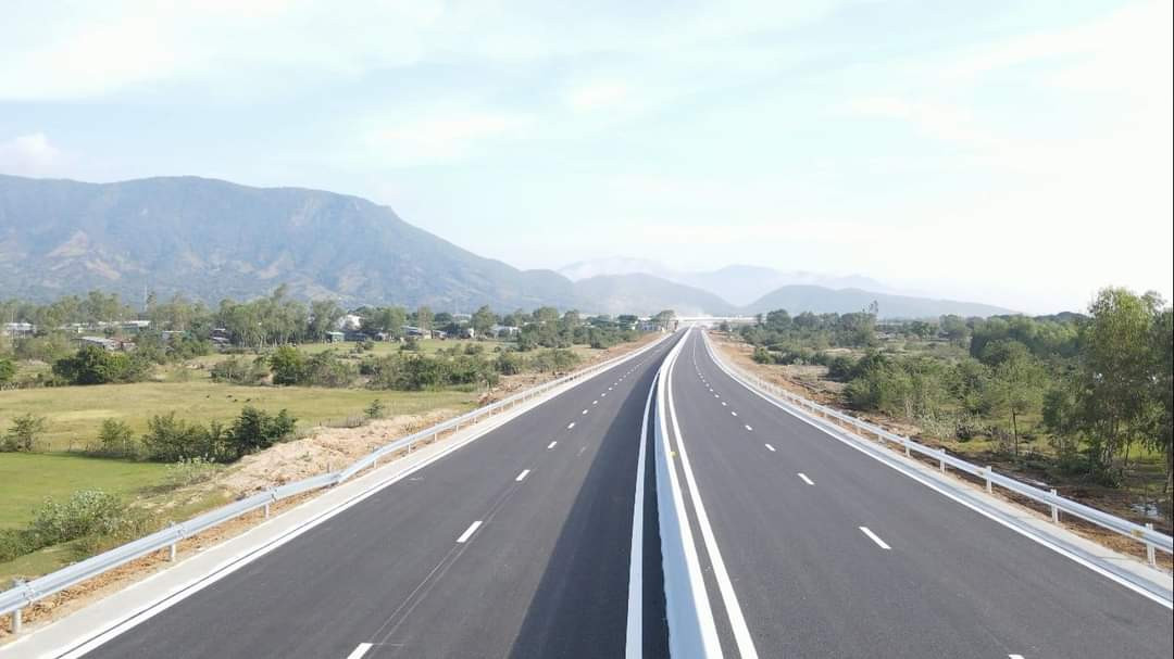 Những nội dung Tập đoàn Sơn Hải xin được cam kết gồm mặt đường bằng phẳng, không hằn lún, không bong bật, êm thuận cả đoạn tiếp giáp vào cầu.