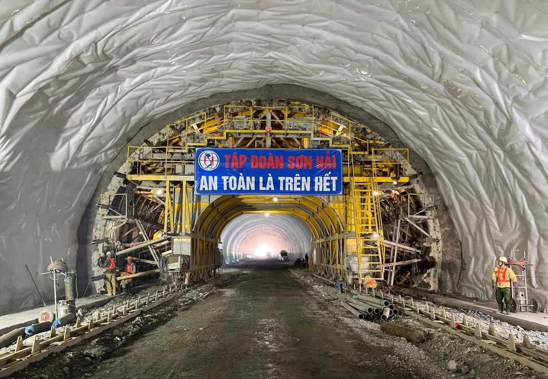 Quá trình thi công, đơn vị đầu tư đặc biệt chú trọng an toàn và đặt tiêu chuẩn chất lượng lên hàng đầu.