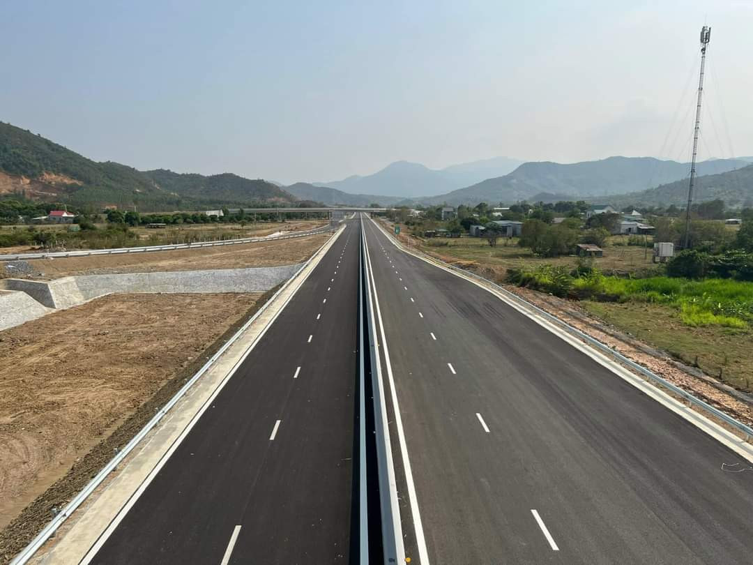 Cao tốc Nha Trang - Cam Lâm dài hơn 49km, khởi công tháng 9/2021, tổng kinh phí hơn 7.600 tỷ đồng. Dự án thực hiện theo hình thức đối tác công - tư (PPP), hợp đồng BOT (xây dựng - kinh doanh - chuyển giao).
