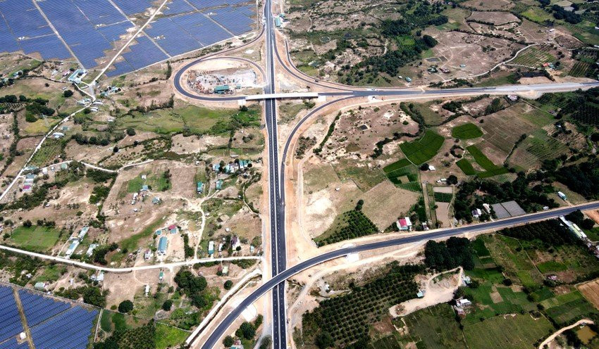 Ngày 21/4, Công ty TNHH Tập đoàn Sơn Hải cho biết, đơn vị vừa có văn bản đề nghị Bộ Giao thông Vận tải (GTVT) cho phép tổ chức lễ hoàn thành dự án cao tốc Nha Trang - Cam Lâm cuối tháng 5/2023 thay vì đầu tháng 9/2023 như kế hoạch.