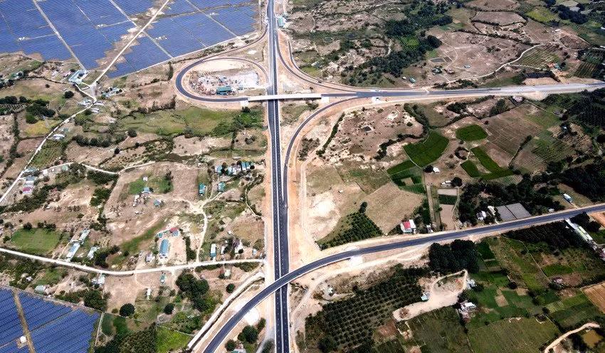 Ngày 21/4, Công ty TNHH Tập đoàn Sơn Hải cho biết, đơn vị vừa có văn bản đề nghị Bộ Giao thông Vận tải (GTVT) cho phép tổ chức lễ hoàn thành dự án cao tốc Nha Trang - Cam Lâm cuối tháng 5/2023 thay vì đầu tháng 9/2023 như kế hoạch.