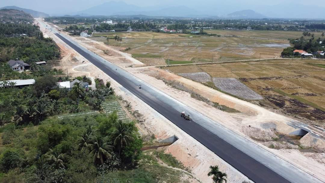 Mới đây, Tập đoàn Sơn Hải đã xin Bộ GTVT được bảo hành 10 năm với những đoạn đường thuộc tuyến cao tốc mà đơn vị này đang làm.