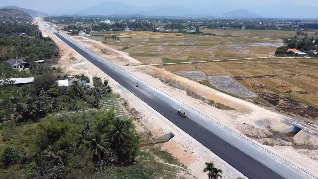 Mới đây, Tập đoàn Sơn Hải đã xin Bộ GTVT được bảo hành 10 năm với những đoạn đường thuộc tuyến cao tốc mà đơn vị này đang làm.
