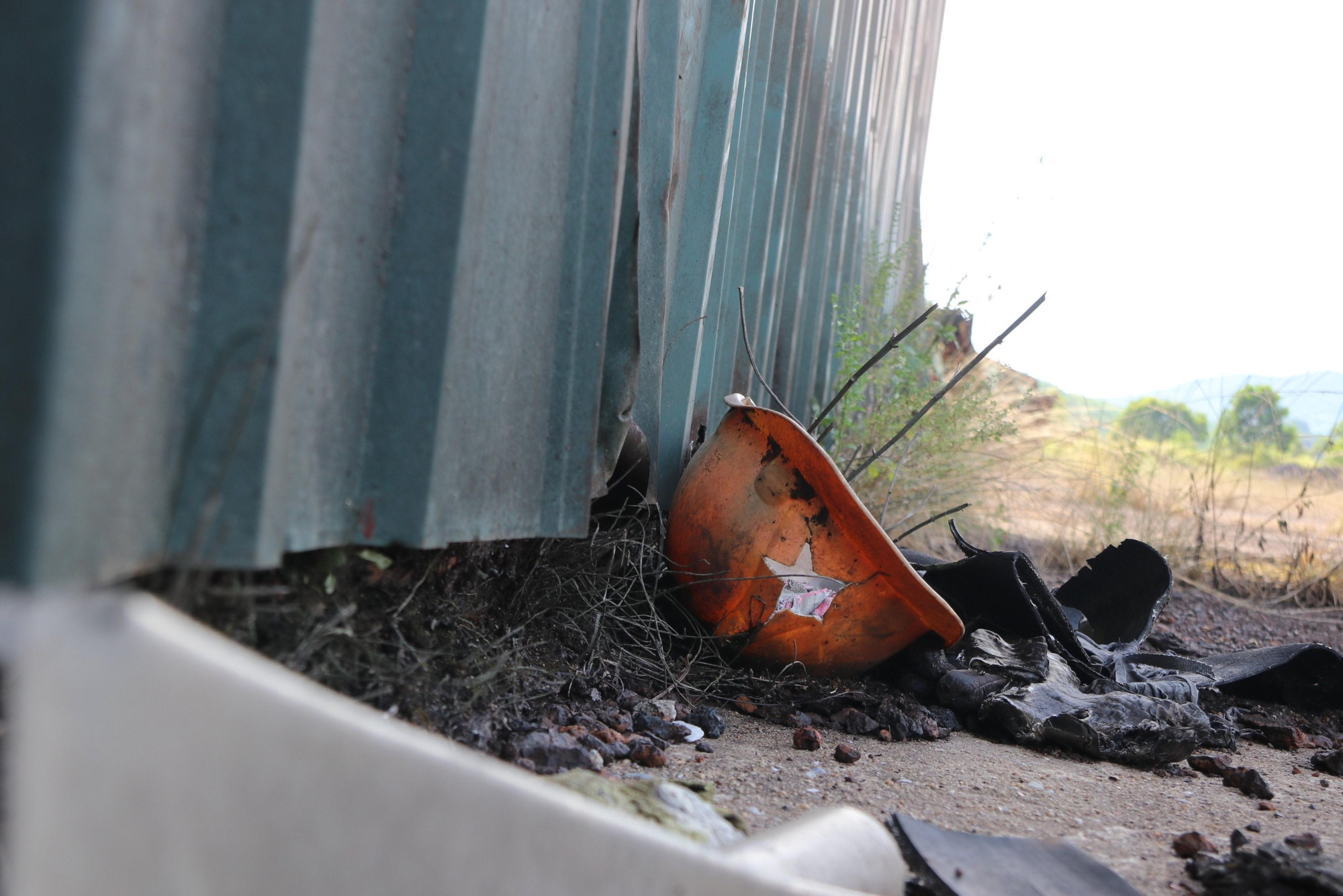 Với kỳ vọng khi nhà máy đi vào hoạt động ổn định sẽ tạo công ăn việc làm cho hàng trăm lao động địa phương, nhưng mọi thứ đã hoàn toàn ngược lại từ khi nhà máy bỏ hoang, gây nhiều hệ lụy, ảnh hưởng nặng nề đến cuộc sống của người dân xung quanh dự án.