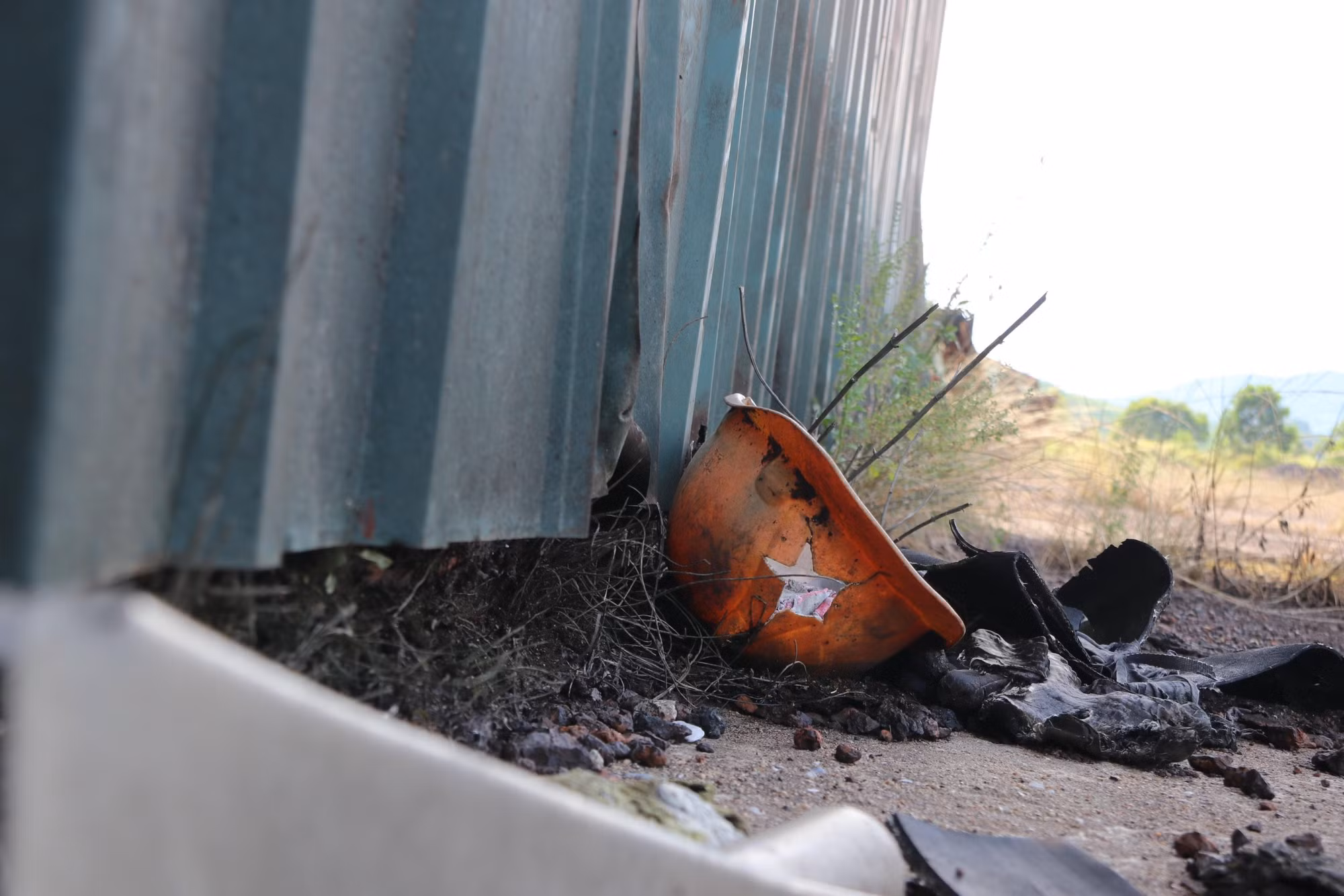 Với kỳ vọng khi nhà máy đi vào hoạt động ổn định sẽ tạo công ăn việc làm cho hàng trăm lao động địa phương, nhưng mọi thứ đã hoàn toàn ngược lại từ khi nhà máy bỏ hoang, gây nhiều hệ lụy, ảnh hưởng nặng nề đến cuộc sống của người dân xung quanh dự án.