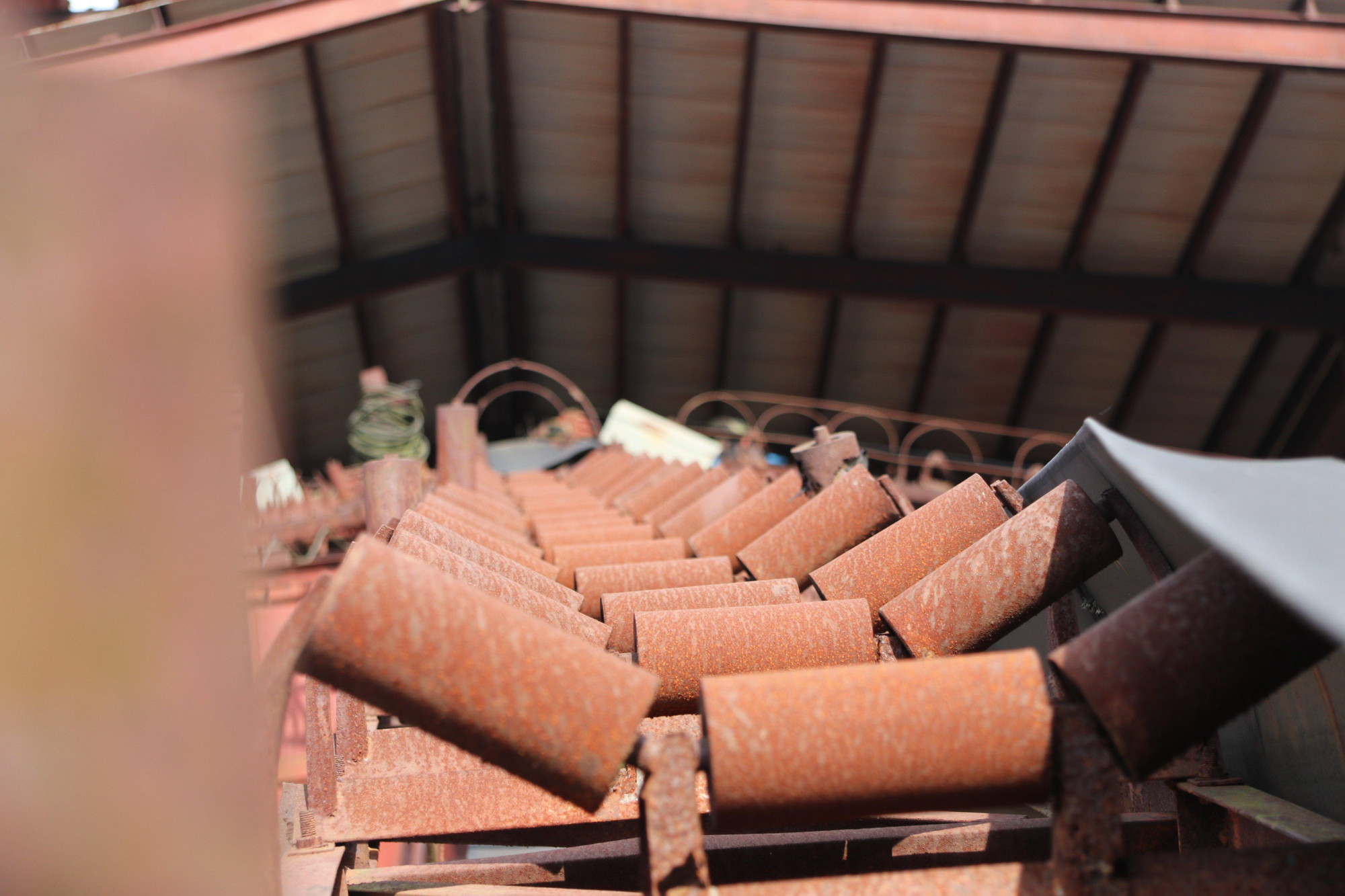 Tại các khu vực nhà xưởng, dây chuyền sản xuất, máy móc, thiết bị chuyên dụng “đắp chiếu” và bị hư hỏng, hoen gỉ, bong tróc.