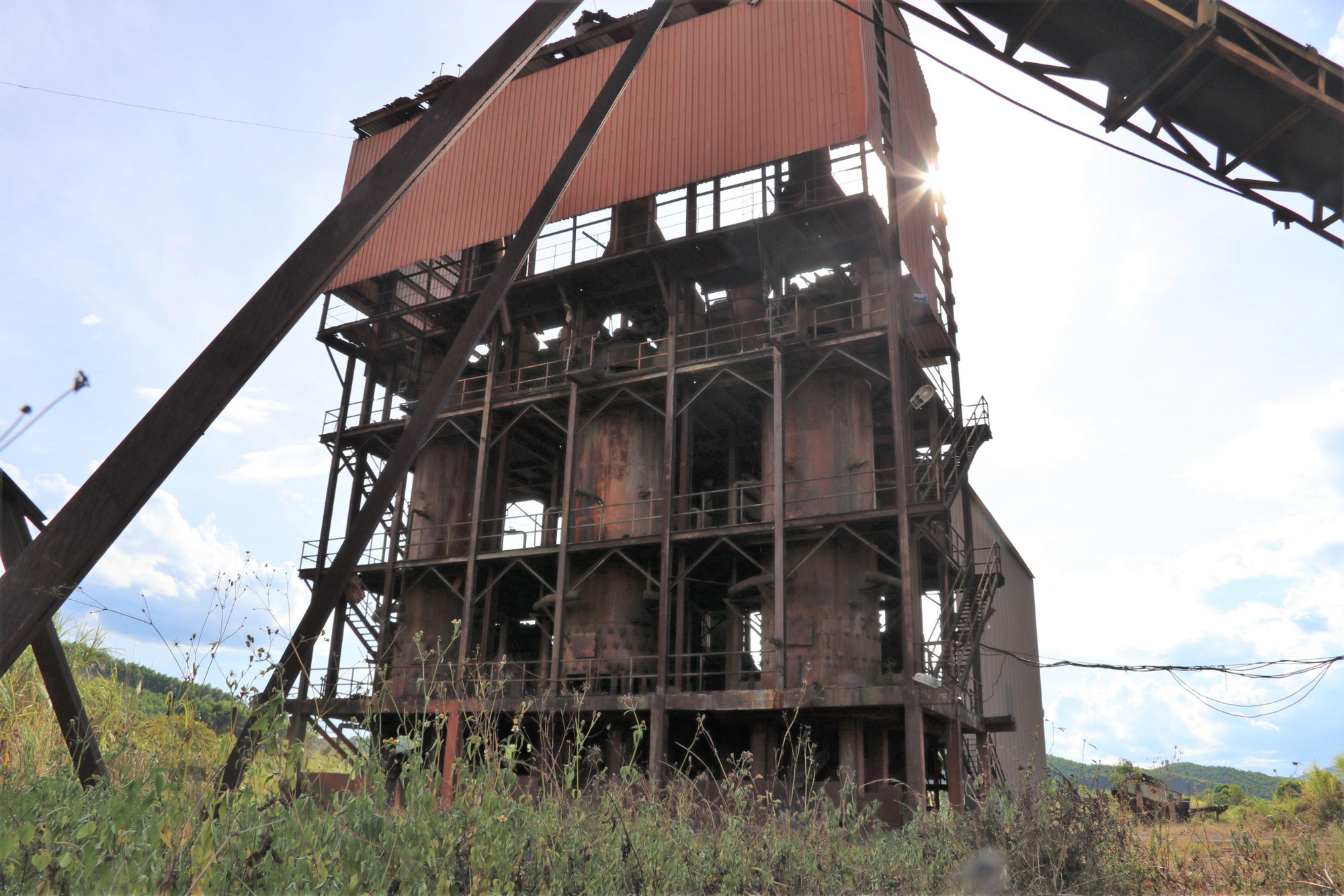 Theo tính toán, sản phẩm quặng sắt tại Nhà máy tuyển quặng sắt Vũ Quang sau khi được sản xuất sẽ cung cấp nguyên liệu phục vụ cho Nhà máy chế biến thép Vạn Lợi tại Khu kinh tế Vũng Áng (thị xã Kỳ Anh, tỉnh Hà Tĩnh).