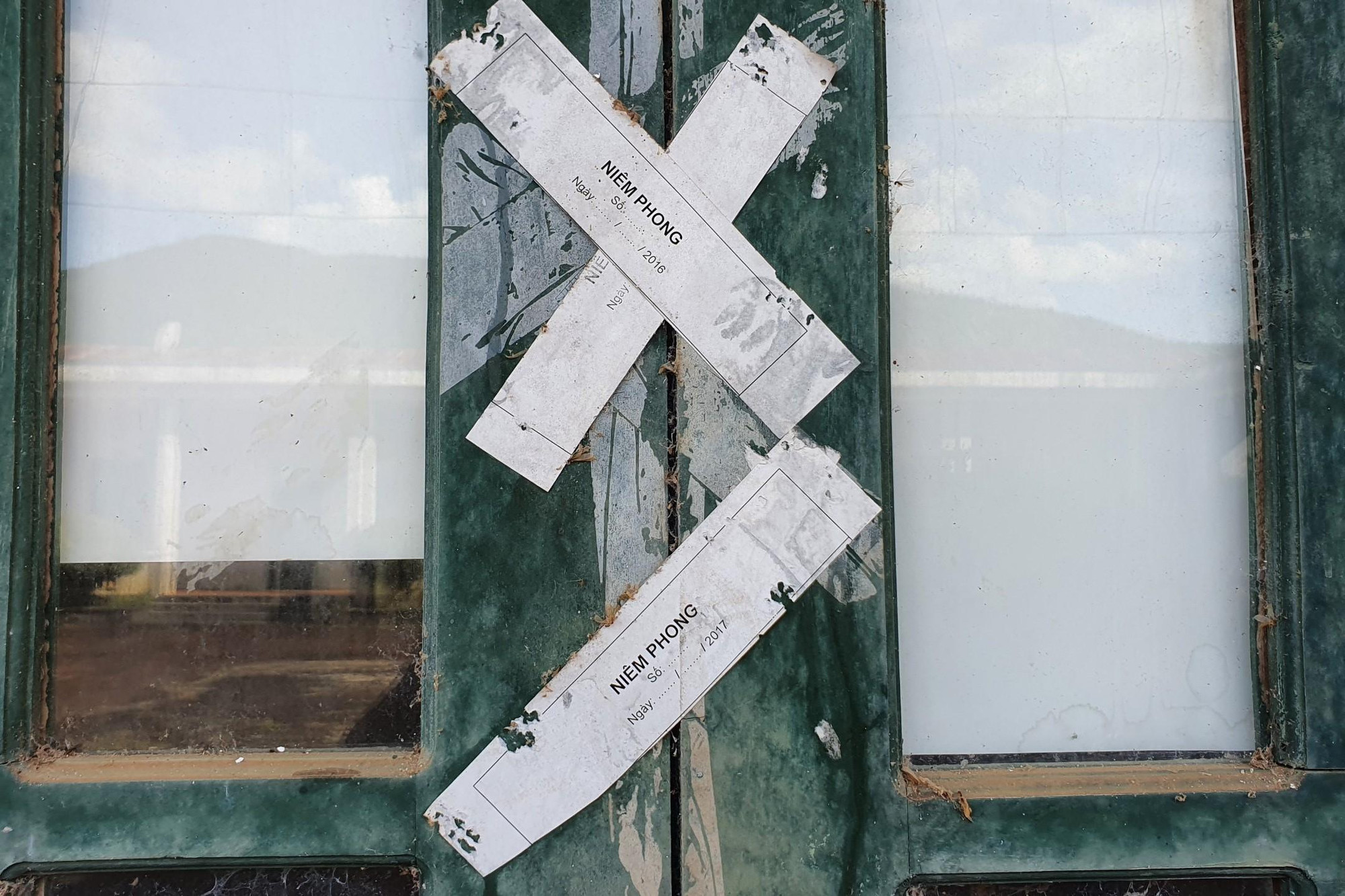 Theo Chủ tịch UBND xã Thọ Điền Nguyễn Đăng Nhàn, nhiều năm nay, gần 20ha đất nông nghiệp thu hồi để nhường cho Nhà máy tuyển quặng sắt Vũ Quang nhưng đã bị bỏ hoang phí, bây giờ nếu trả lại mặt bằng để phục vụ sản xuất nông nghiệp sẽ gặp khó khăn và cần nhiều kinh phí cải tạo, vì khu vực này nhiều địa điểm đã được đổ bê tông.