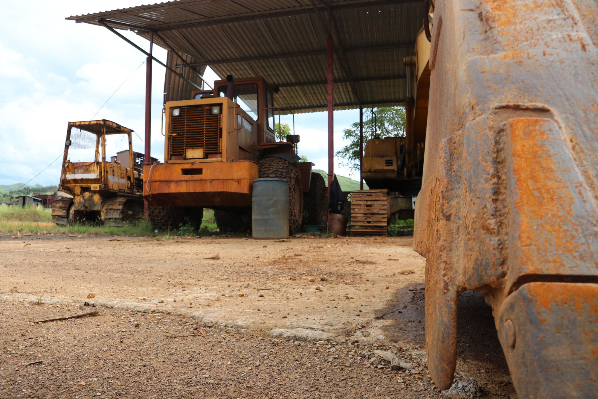 Hiện chưa có bất cứ tín hiệu nào cho sự hoạt động trở lại của Nhà máy tuyển quặng sắt Vũ Quang. Tình trạng bỏ hoang càng kéo dài thì những hệ lụy từ việc Nhà máy bỏ hoang gây ra càng lớn.