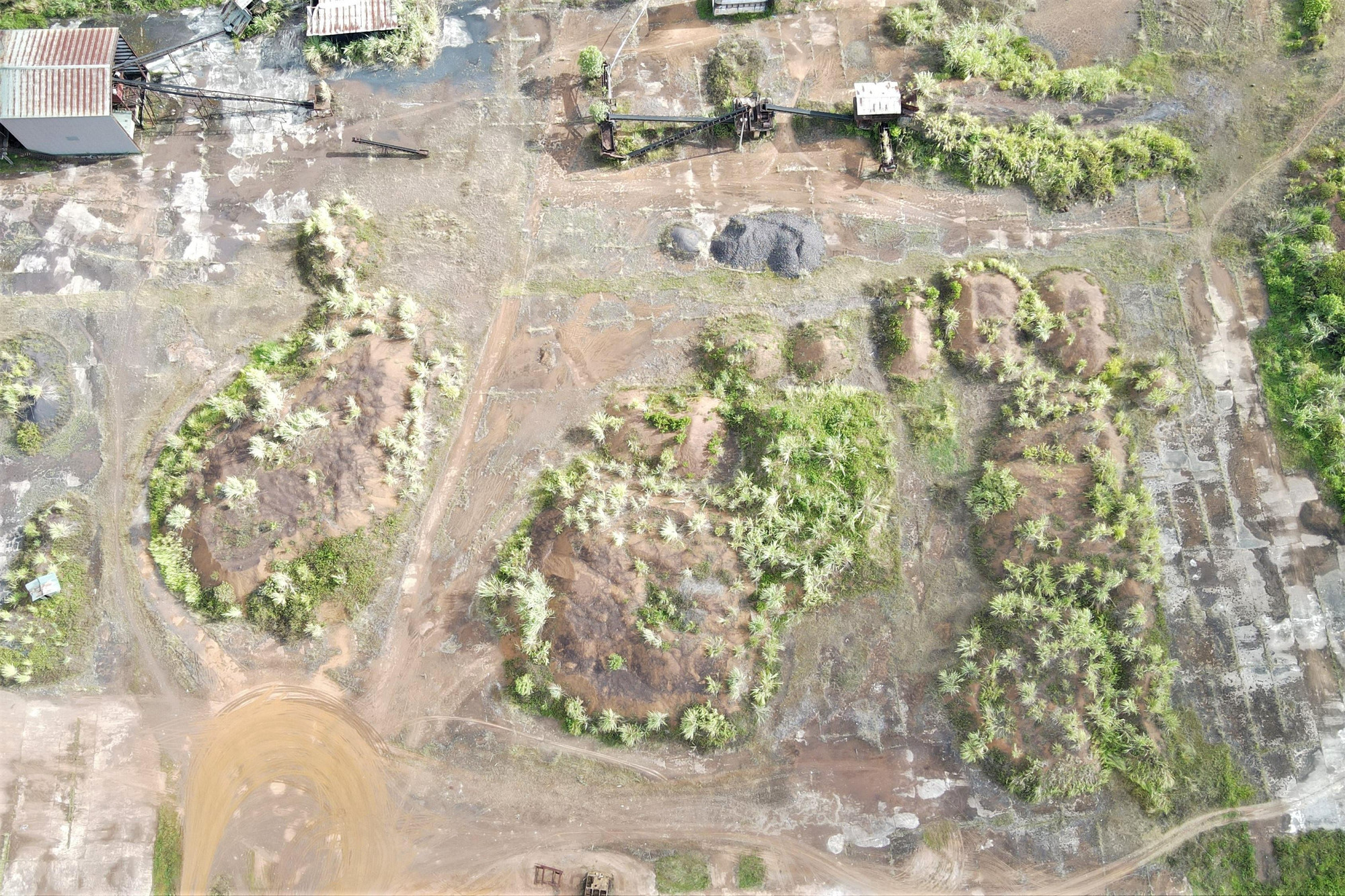 Nhà máy thép Vạn Lợi “chết yểu” dẫn đến hàng vạn tấn quặng nguyên khai và quặng bán thành phẩm của Nhà máy tuyển quặng sắt Vũ Quang bị tồn đọng, chất đống từ năm 2012 đến nay.