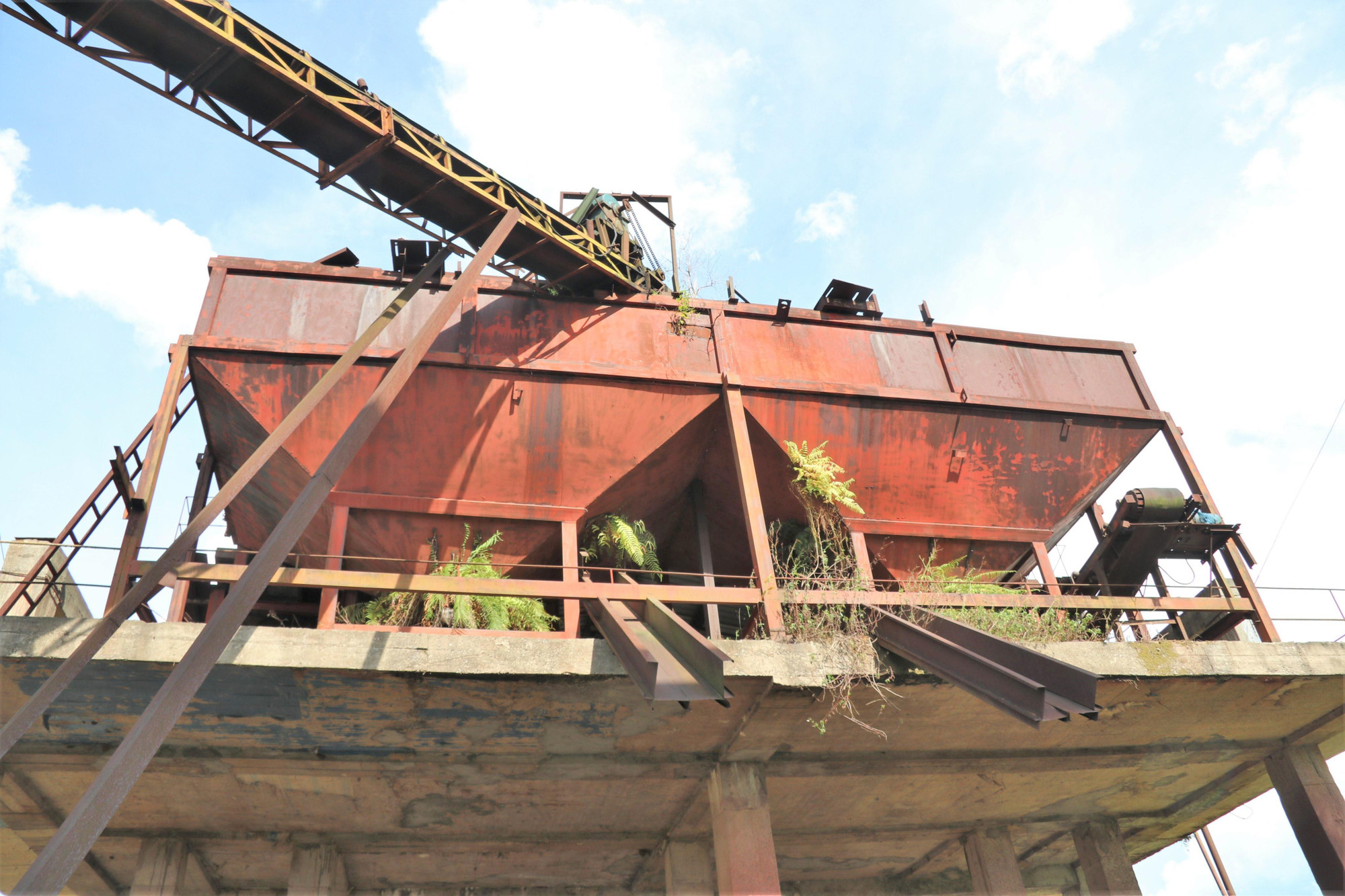 Tuy nhiên, khoảng cuối năm 2010, Nhà máy thép Vạn Lợi bắt đầu đình trệ rồi chính thức ngừng triển khai, hầu hết các hạng mục của công trình đang xây dựng dang dở.