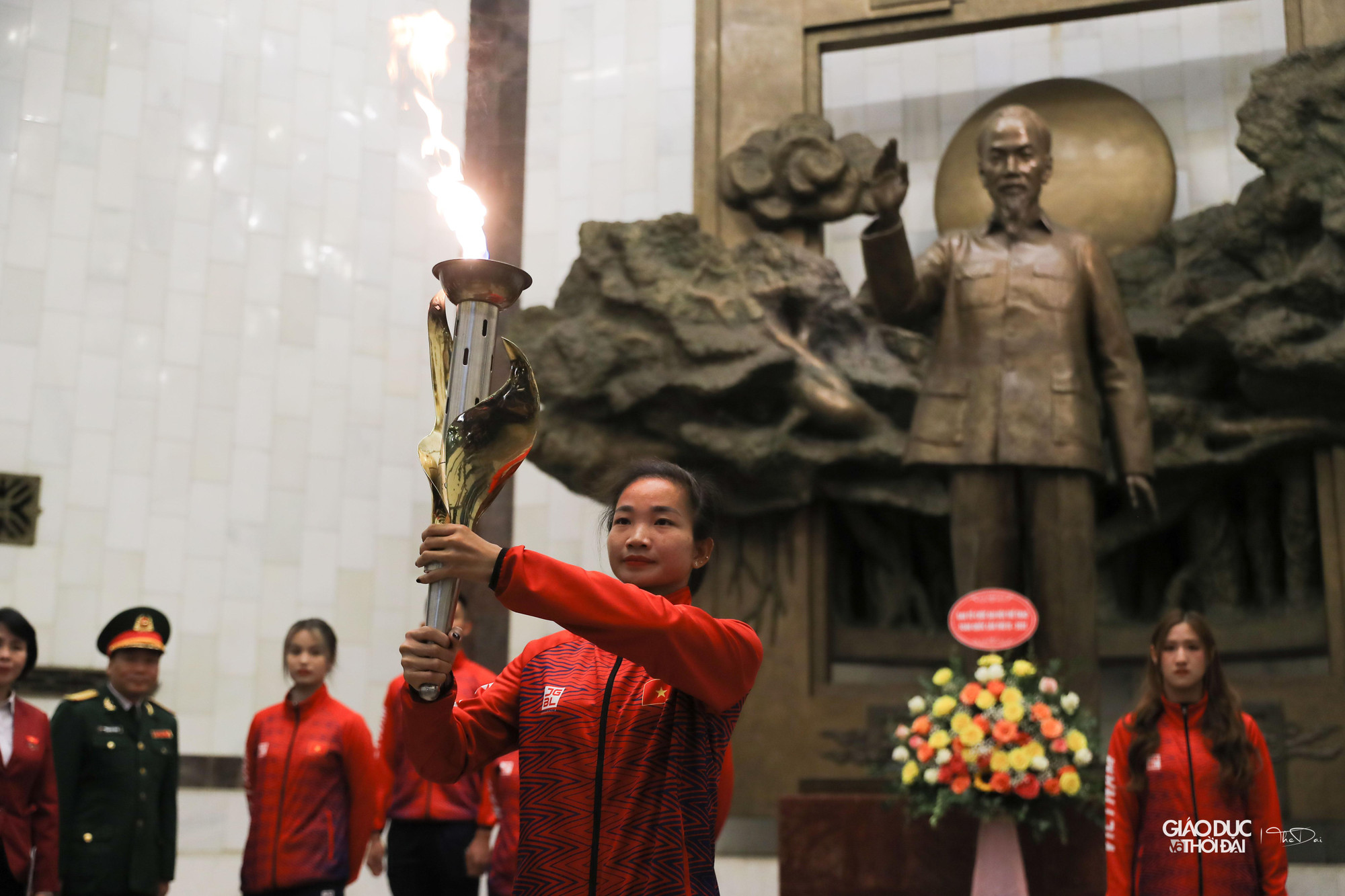 Ông Hoàng Đạo Cương, Thứ trưởng Bộ Văn hóa, Thể thao và Du lịch trao ngọn lửa thiêng cho 9 VĐV tiêu biểu.