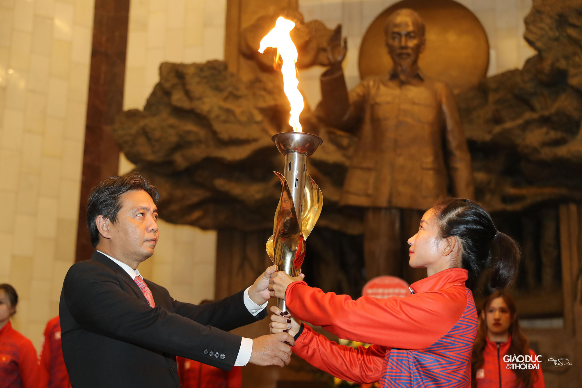 Ông Hoàng Đạo Cương, Thứ trưởng Bộ Văn hóa, Thể thao và Du lịch trao ngọn lửa thiêng cho 9 VĐV tiêu biểu.