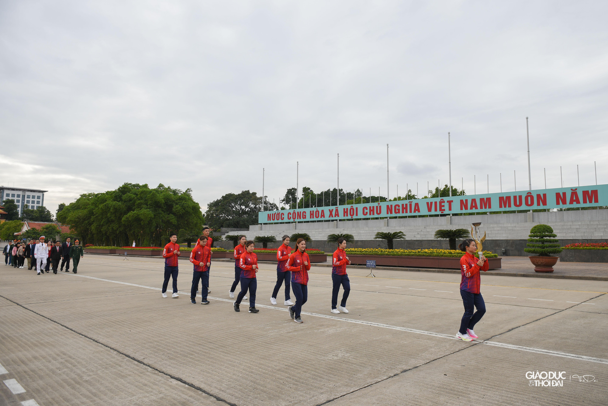 Trước khi vào xin lửa, đoàn thực hiện nghi lễ dâng hoa, viếng lăng Chủ tịch Hồ Chí Minh.