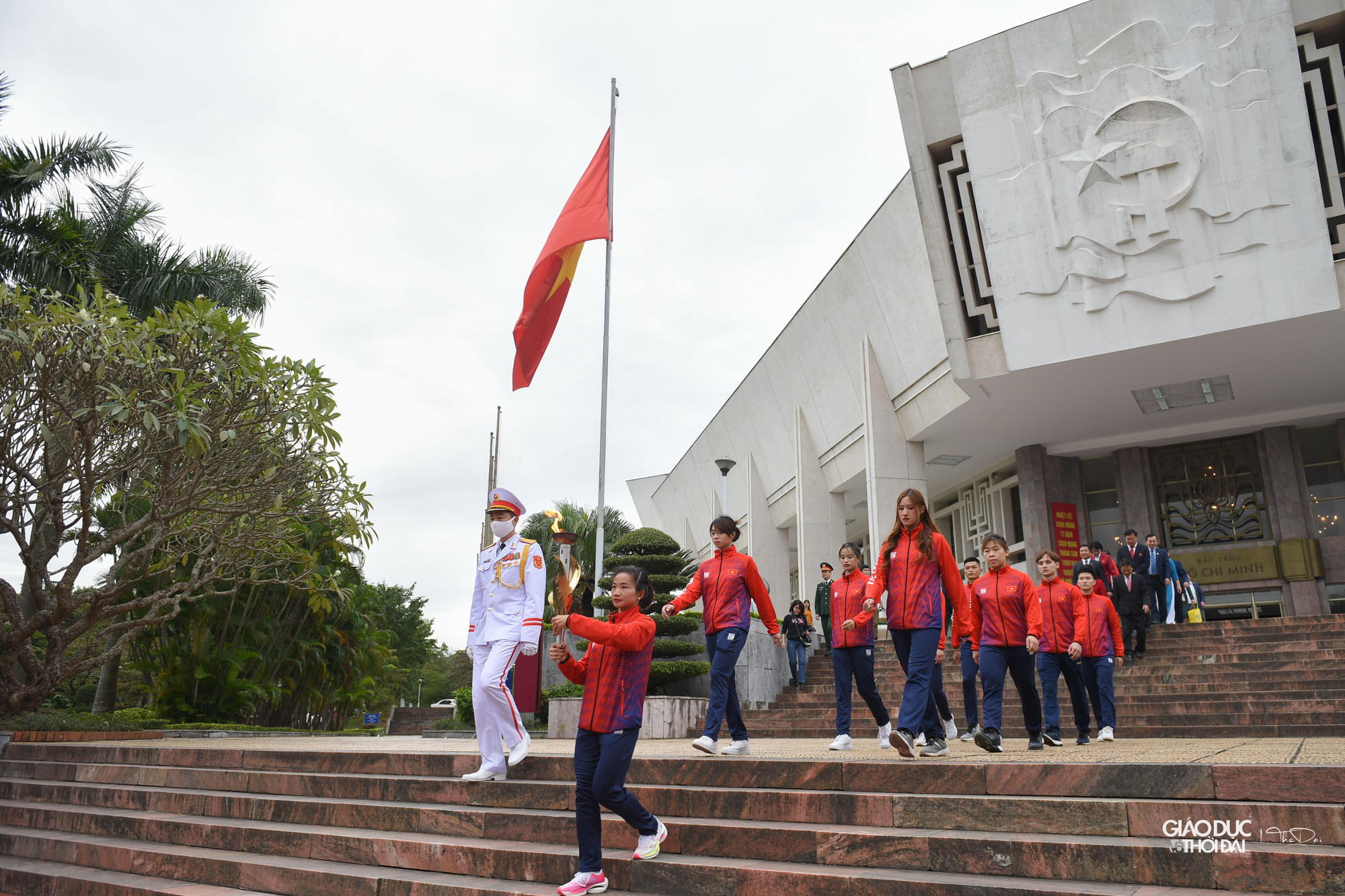 Ông Hoàng Đạo Cương, Thứ trưởng Bộ Văn hóa, Thể thao và Du lịch trao ngọn lửa thiêng cho 9 VĐV tiêu biểu.