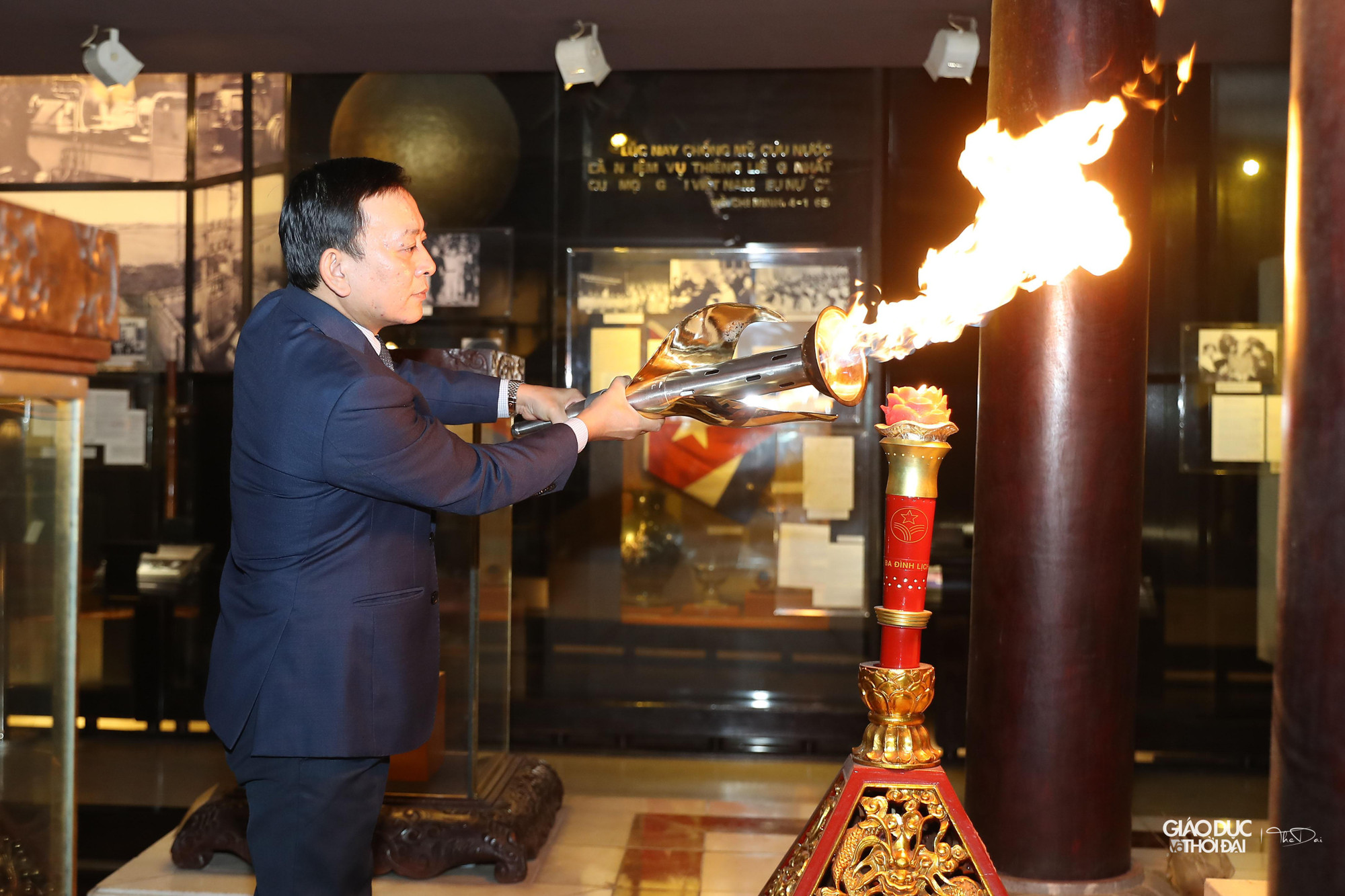 Ông Vũ Mạnh Hà, Giám đốc Bảo tàng Hồ Chí Minh đã tới nơi giữ ngọn lửa thiêng để xin lửa.