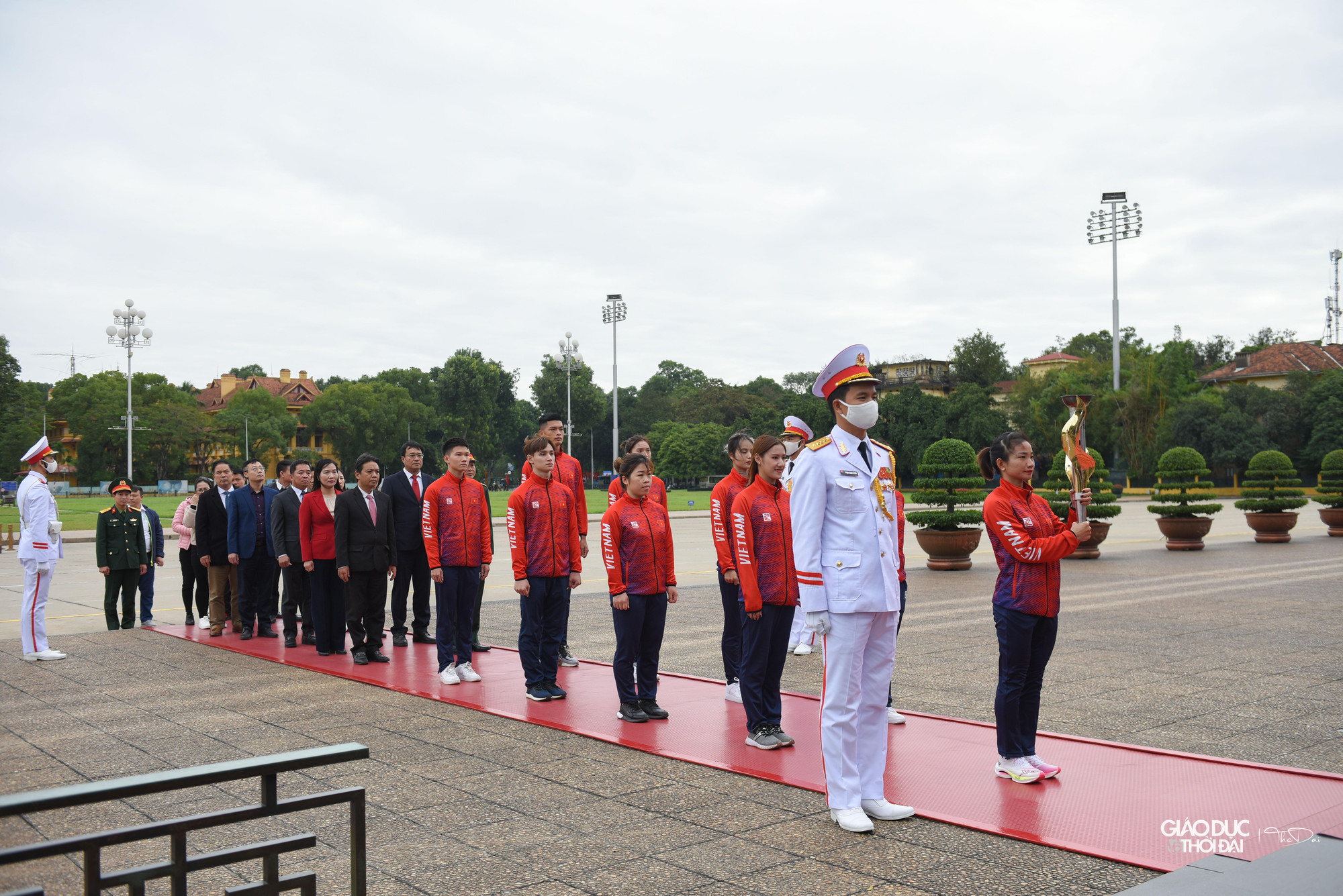 Trước khi vào xin lửa, đoàn thực hiện nghi lễ dâng hoa, viếng lăng Chủ tịch Hồ Chí Minh.
