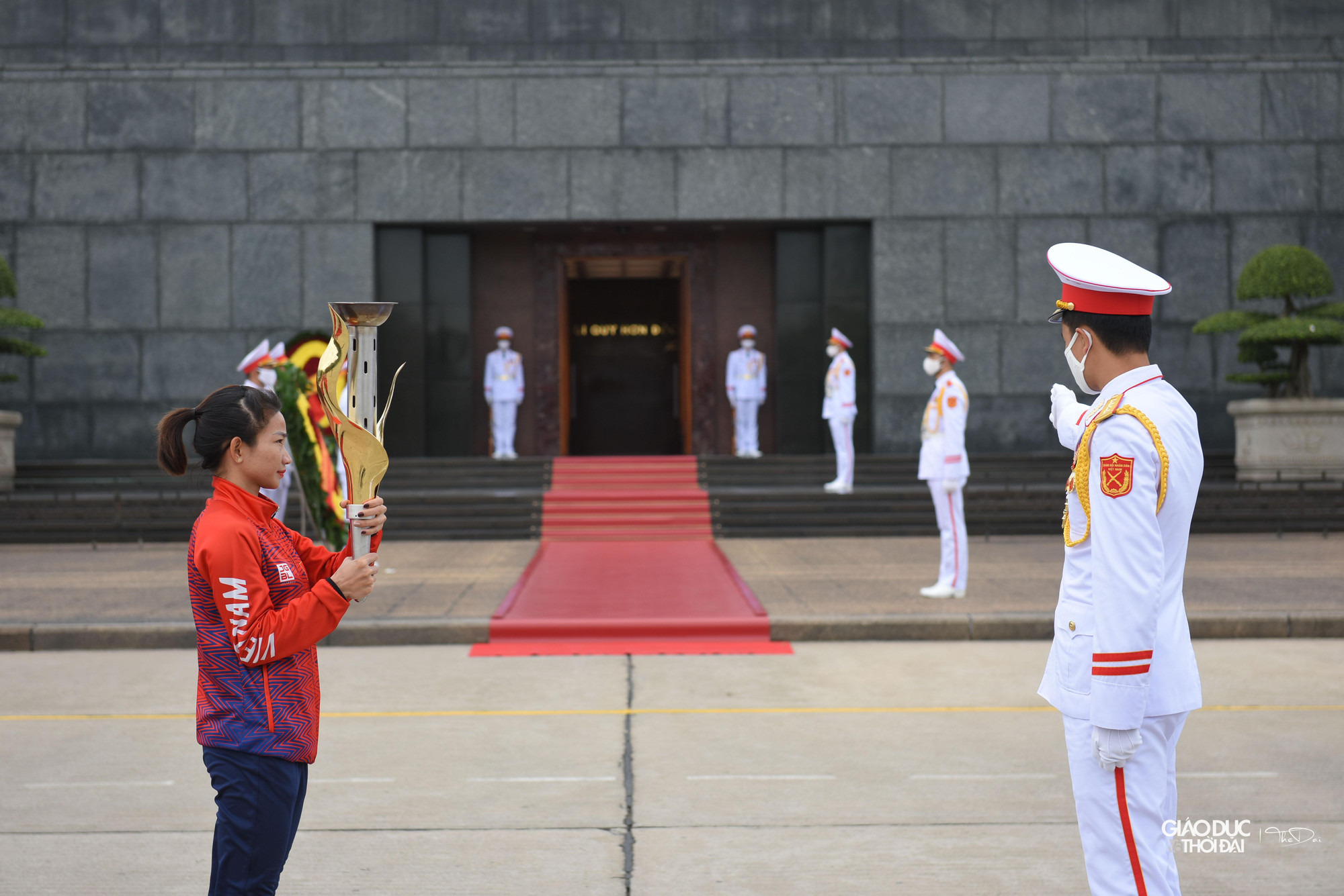 Trước khi vào xin lửa, đoàn thực hiện nghi lễ dâng hoa, viếng lăng Chủ tịch Hồ Chí Minh.
