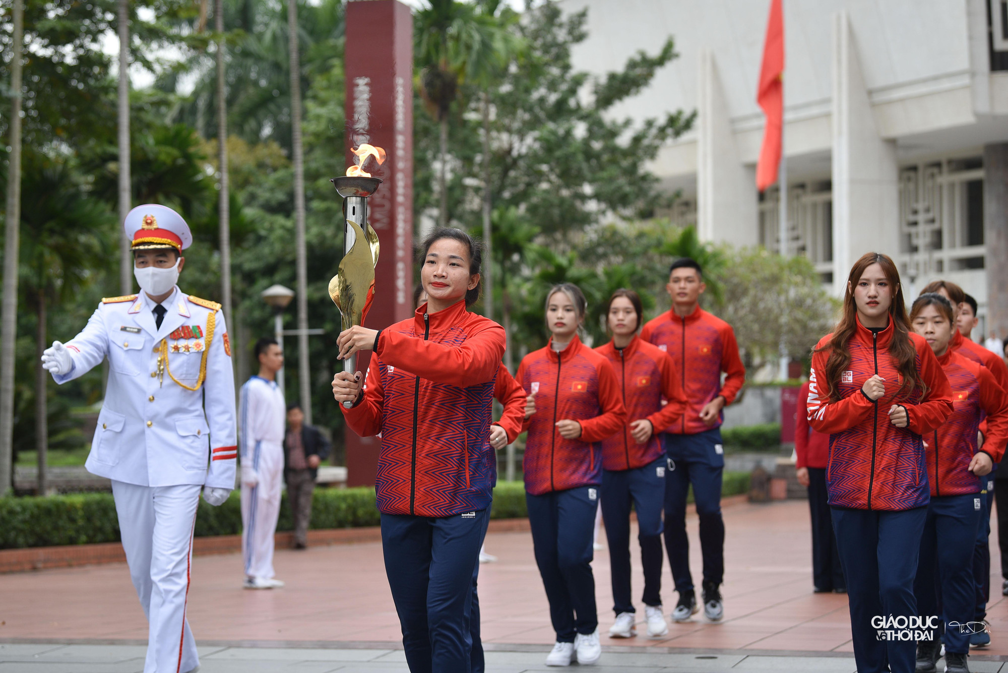 Sau lễ xin lửa tại tại Bảo tàng Hồ Chí Minh, đoàn vận động viên xin lửa sẽ được xe cảnh sát dẫn đường di chuyển thẳng tới Quảng Ninh.