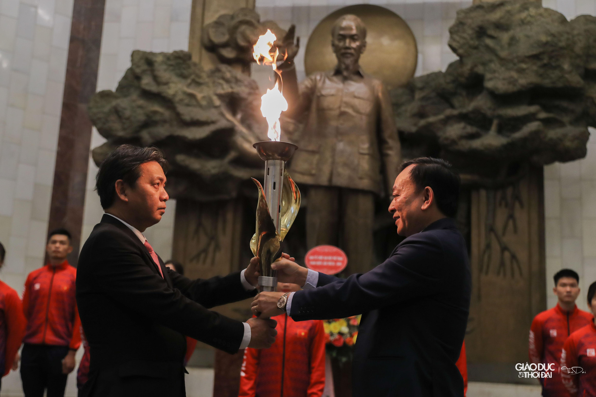 Ngọn lửa thiêng được trao cho ông Hoàng Đạo Cương, Thứ trưởng Bộ Văn hóa, Thể thao và Du lịch.