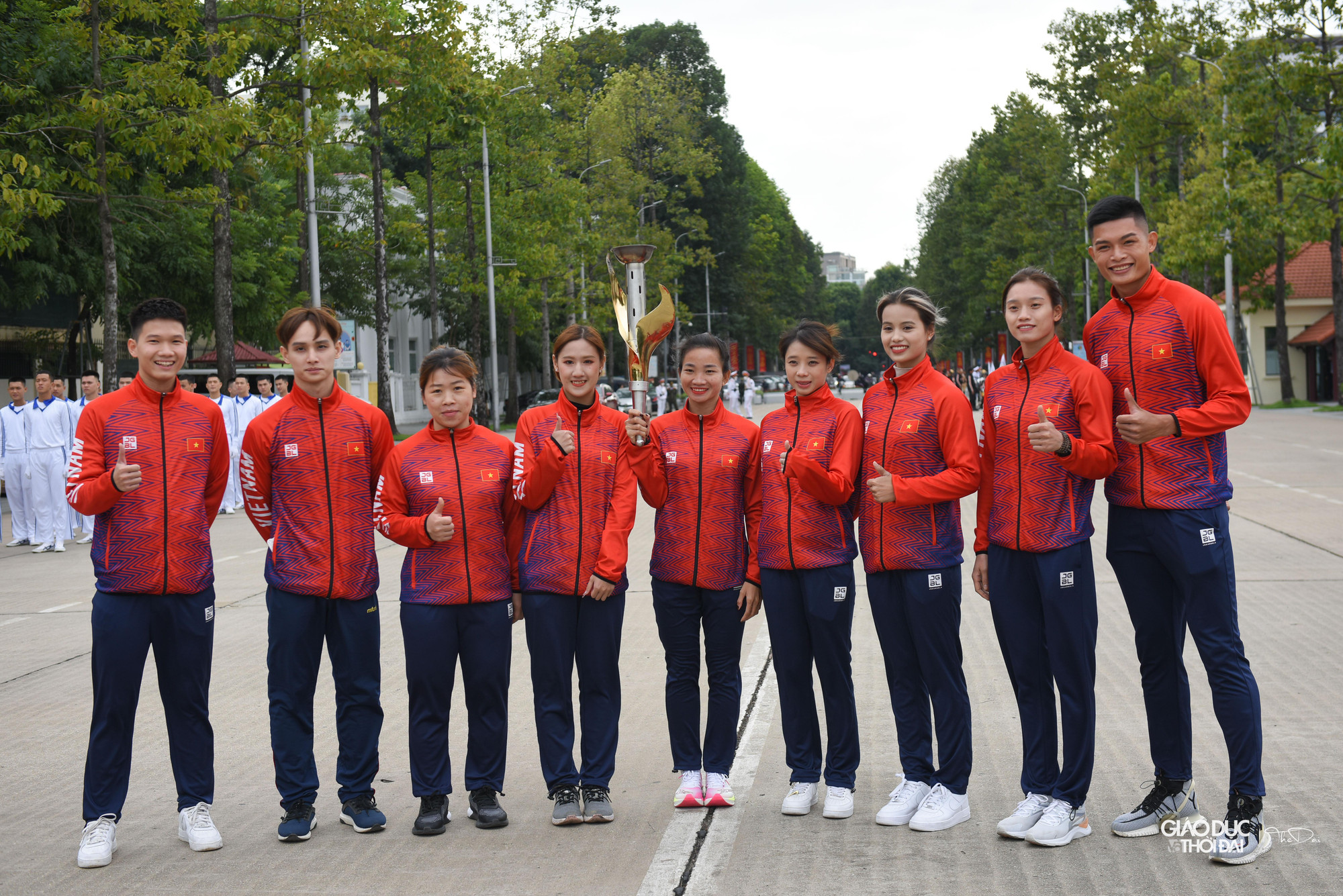 9 vận động viên xuất sắc tham gia nghi lễ xin lửa, gồm: Nguyễn Thị Oanh (điền kinh), Nguyễn Phương Anh (nhảy cầu), Đỗ Thị Ánh Nguyệt (bắn cung), Dương Thúy Vi (wushu), Nguyễn Thị Tâm (boxing), Phương Thế Anh (nhảy cầu), Nguyễn Tiến Trọng (điền kinh), Đinh Phương Thành (thể dục dụng cụ), Lê Đức Anh (bóng ném).