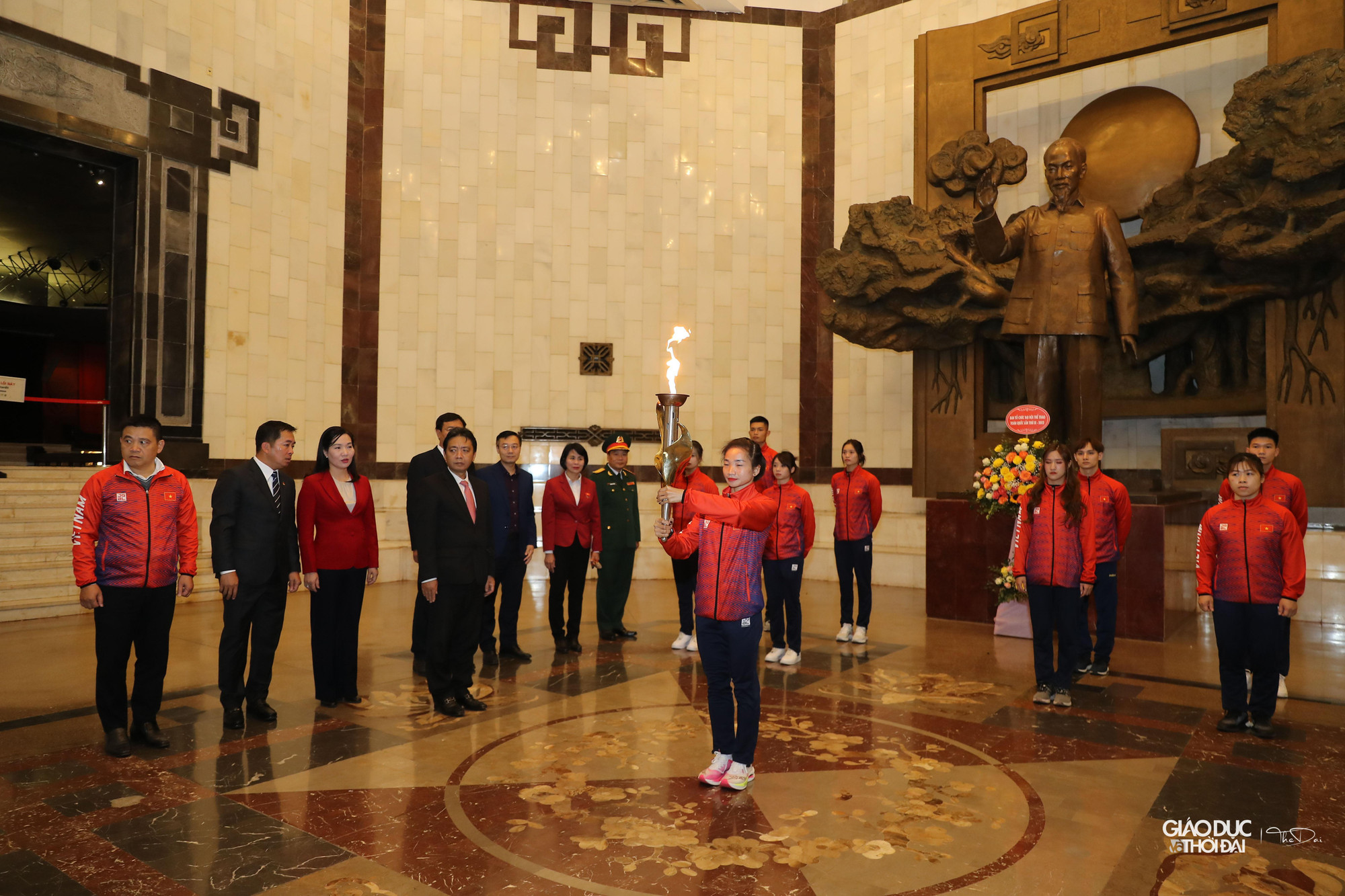 Ông Hoàng Đạo Cương, Thứ trưởng Bộ Văn hóa, Thể thao và Du lịch trao ngọn lửa thiêng cho 9 VĐV tiêu biểu.