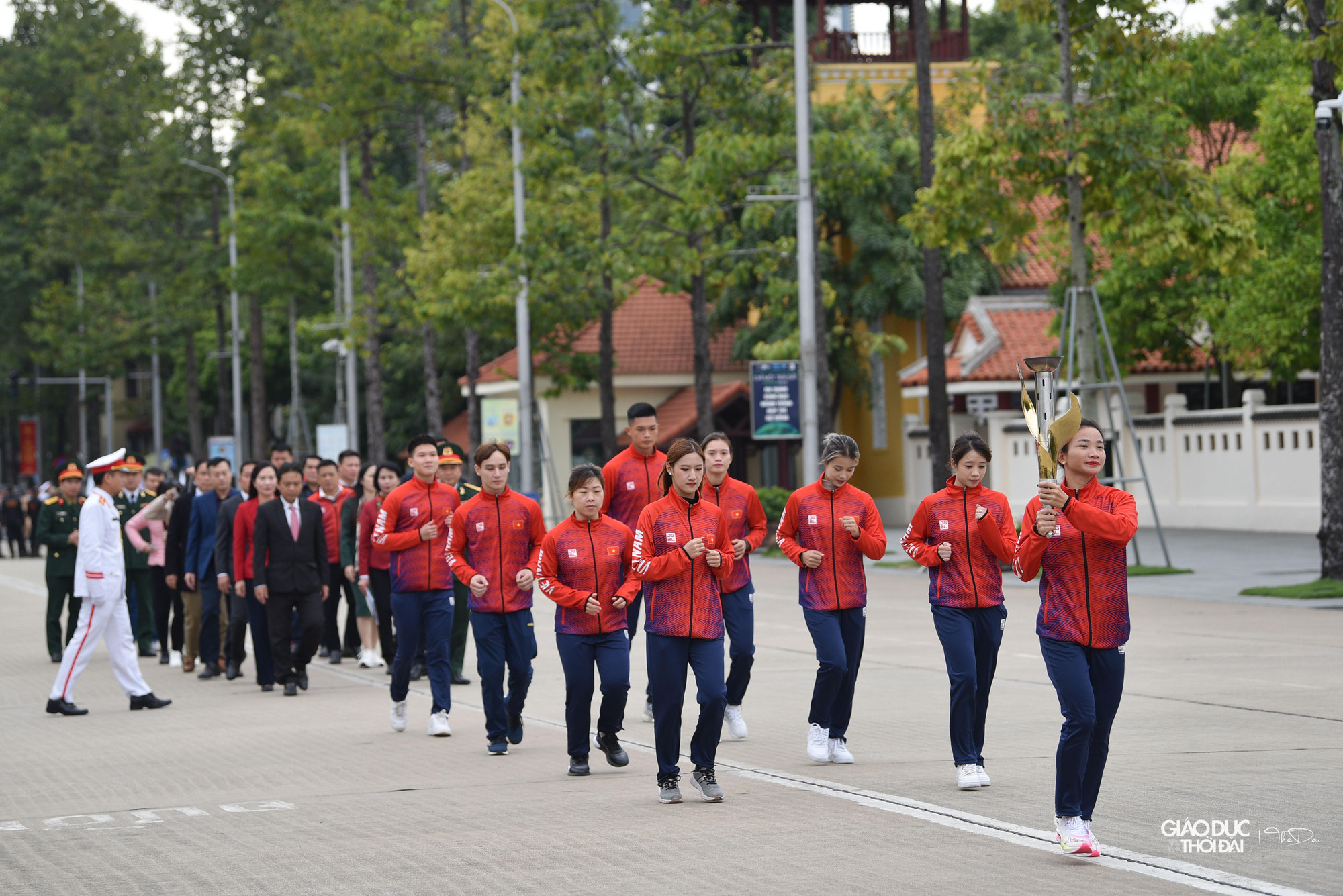 Trước khi vào xin lửa, đoàn thực hiện nghi lễ dâng hoa, viếng lăng Chủ tịch Hồ Chí Minh.